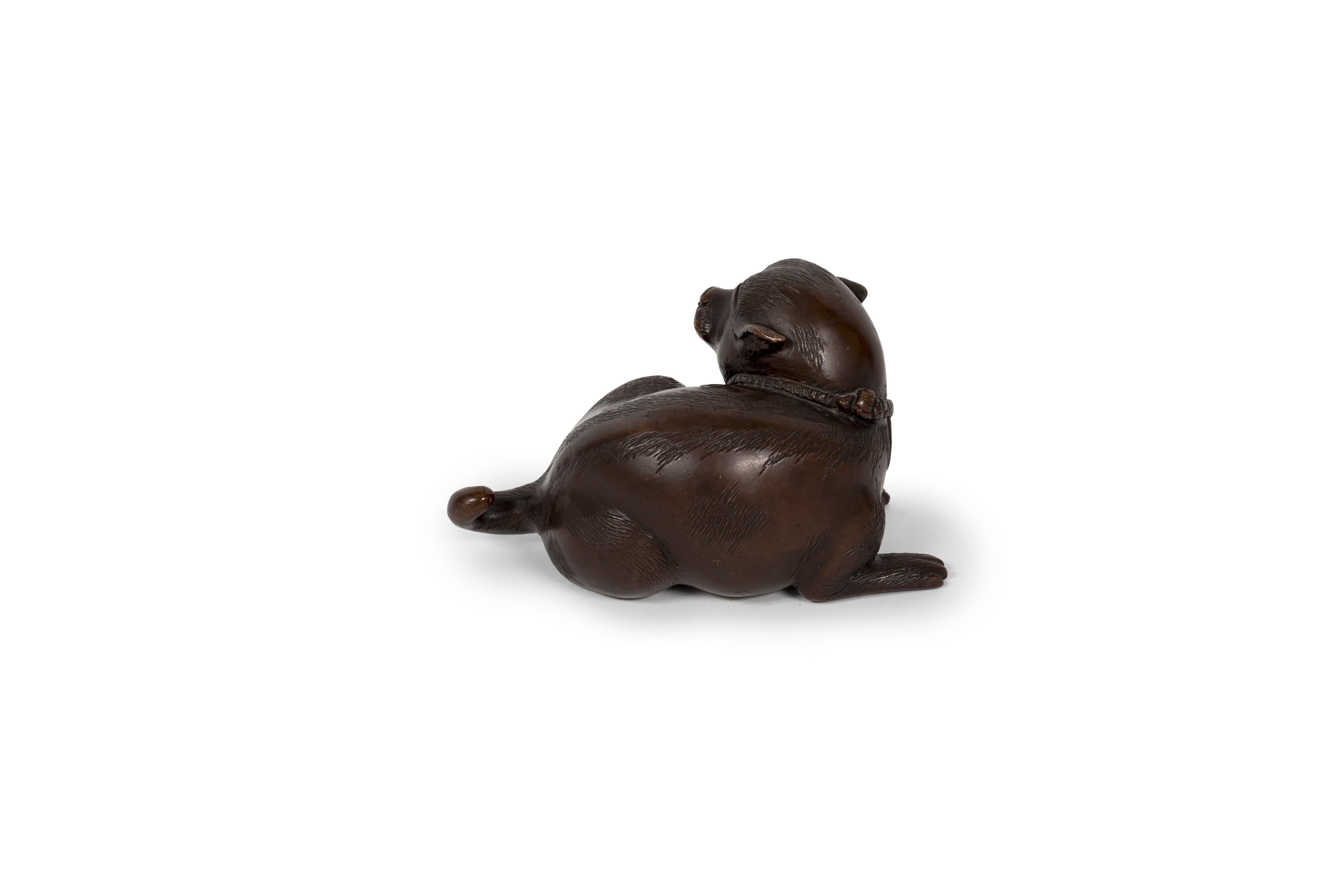 Japanese okimono sculpture of a lying puppy with its head facing its rear In Excellent Condition For Sale In PARIS, FR