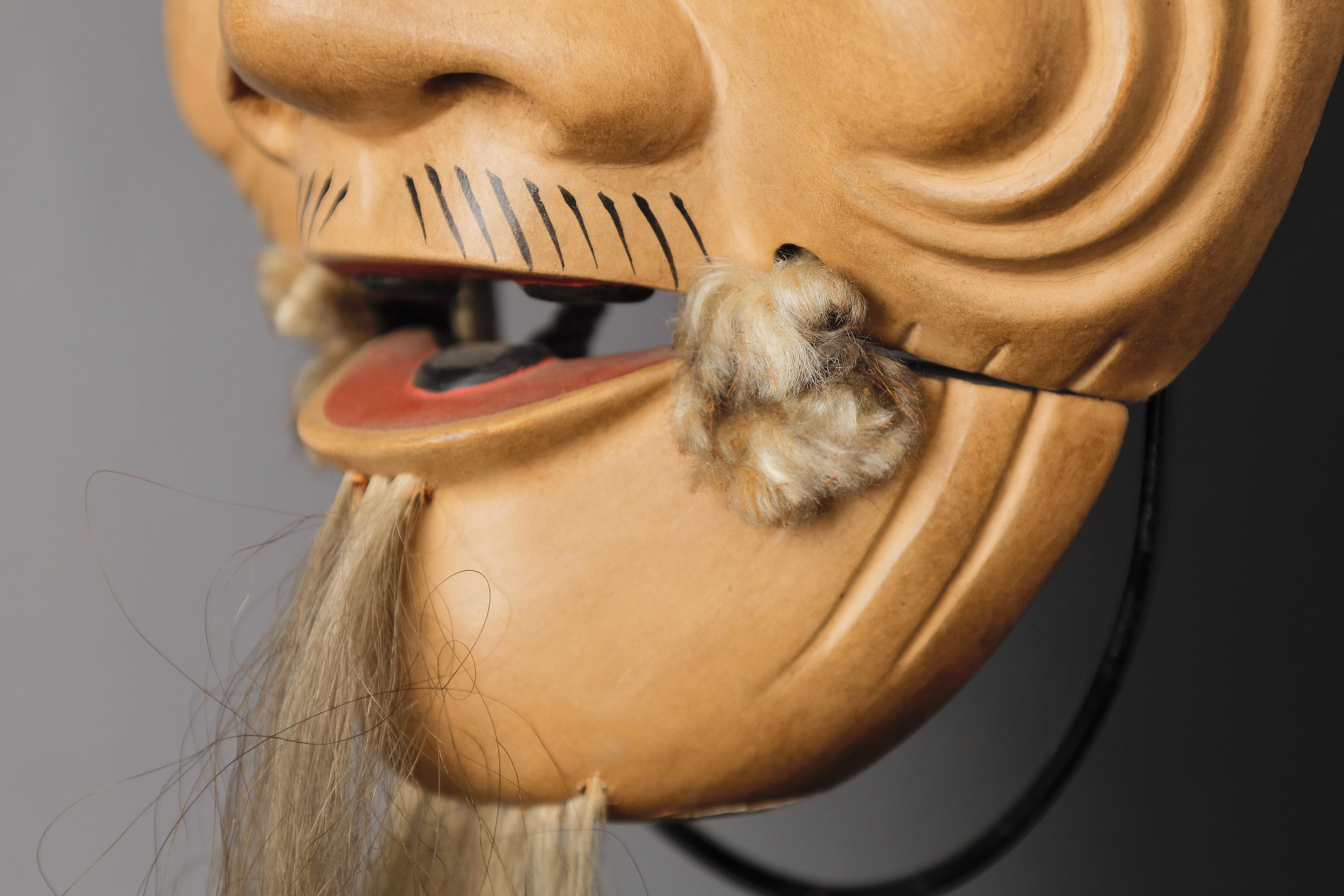 Masque japonais Okina Noh ancien homme avec une longue barbe blanche exprimant la sagesse en vente 2