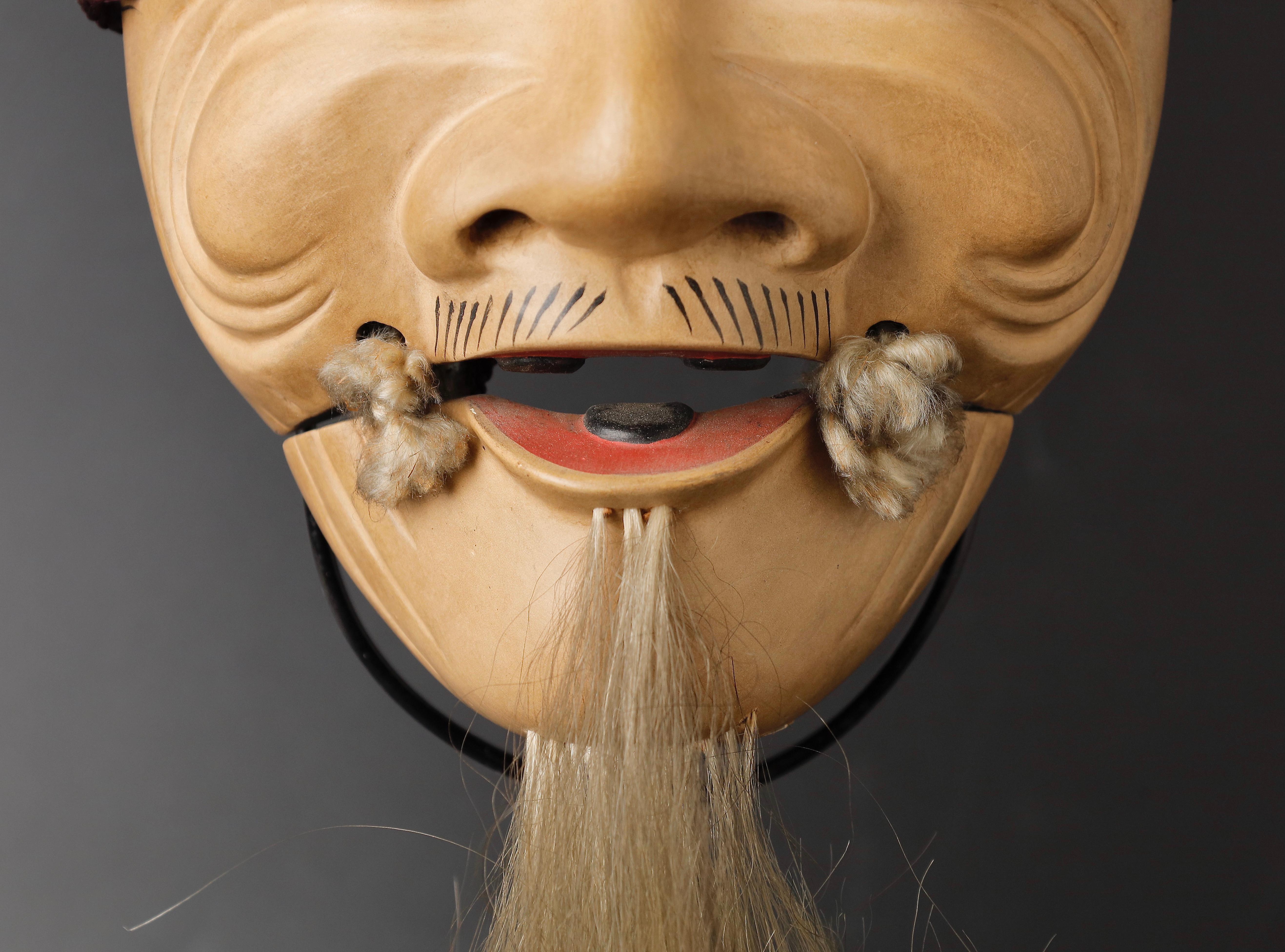 Japanische Okina Noh-Maske, alter Mann mit langem weißem Bart, der Weisheit zum Ausdruck bringt (Showa) im Angebot