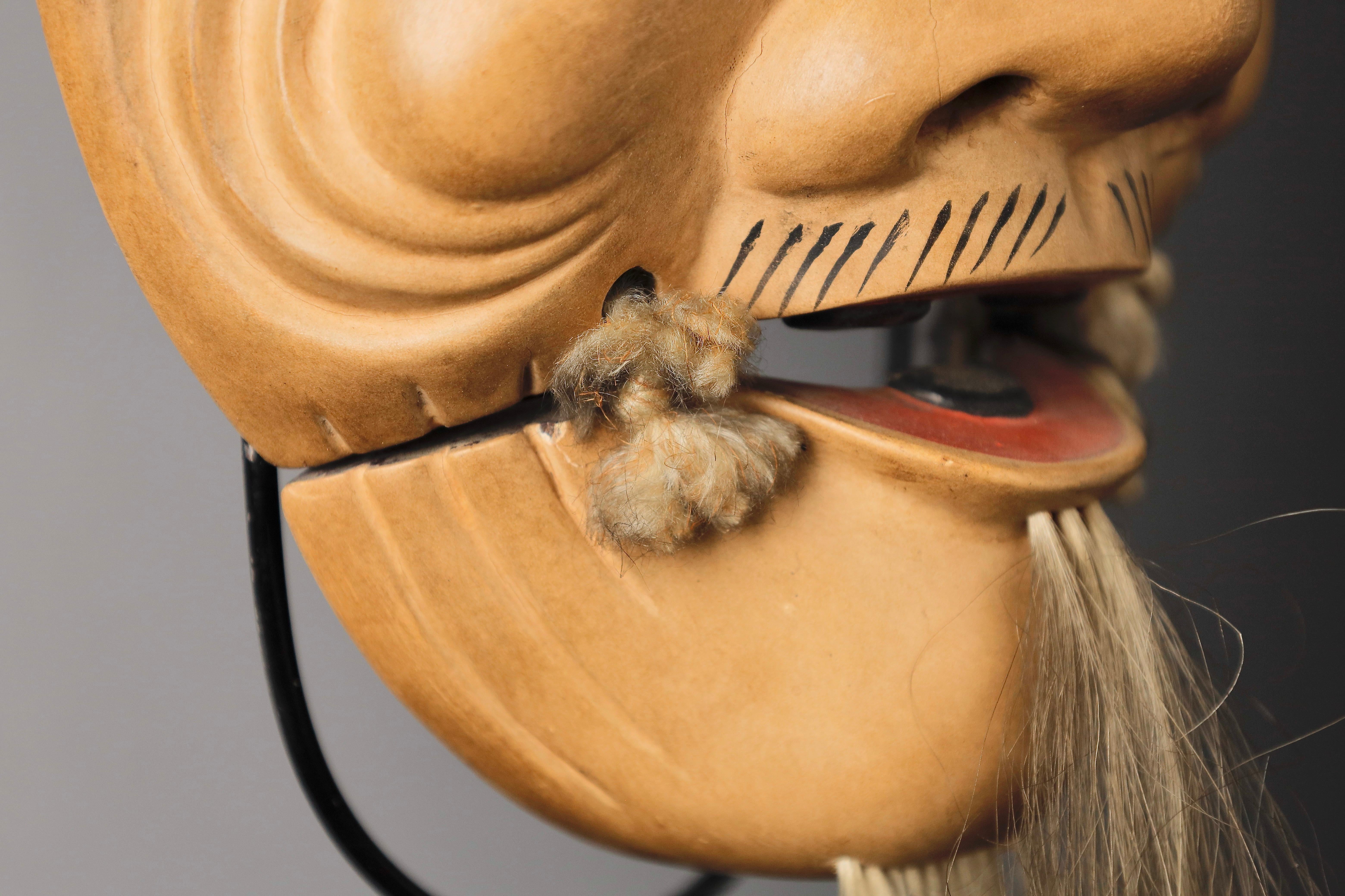 Sculpté Masque japonais Okina Noh ancien homme avec une longue barbe blanche exprimant la sagesse en vente