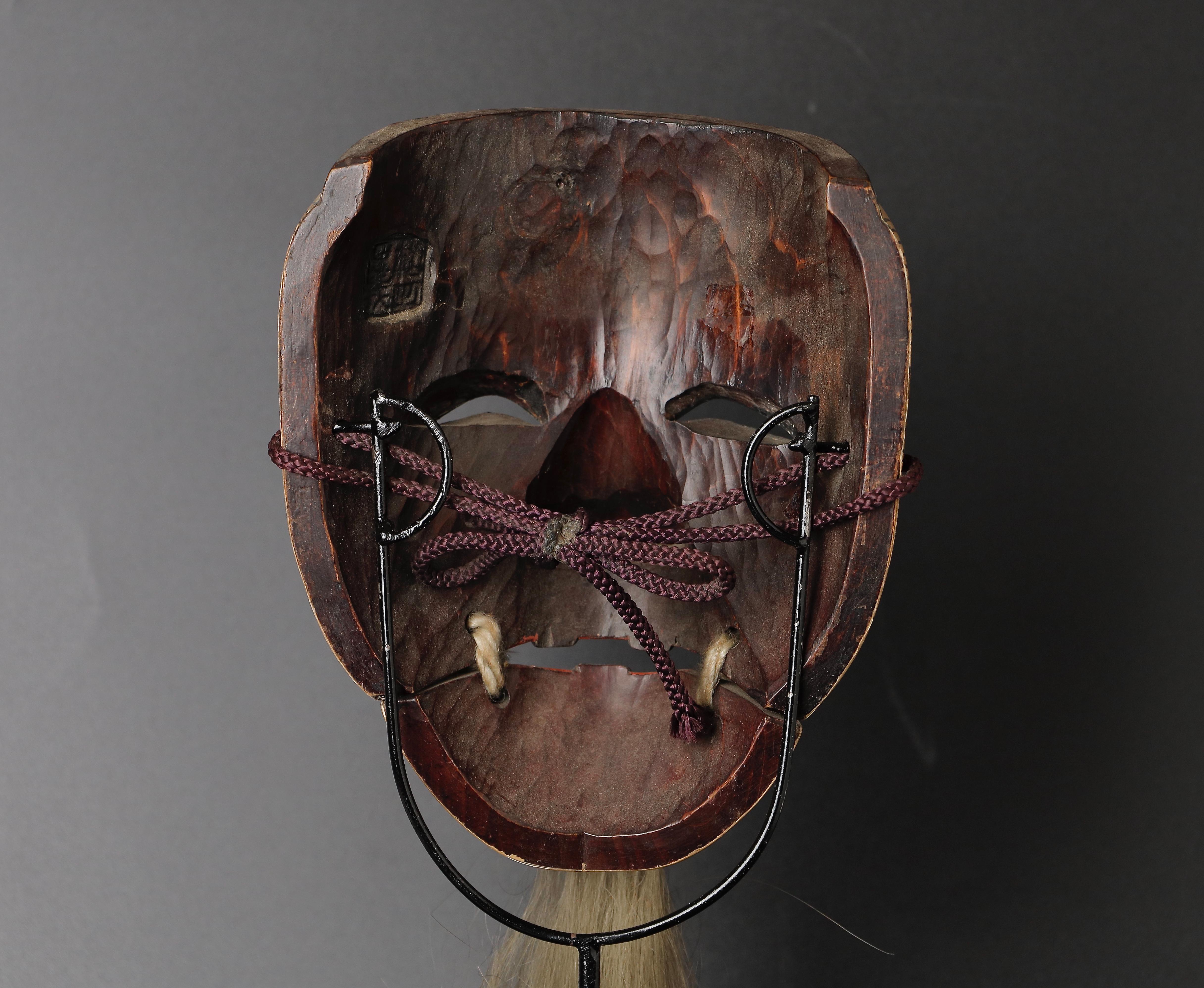 Japanische Okina Noh-Maske, alter Mann mit langem weißem Bart, der Weisheit zum Ausdruck bringt (Holz) im Angebot