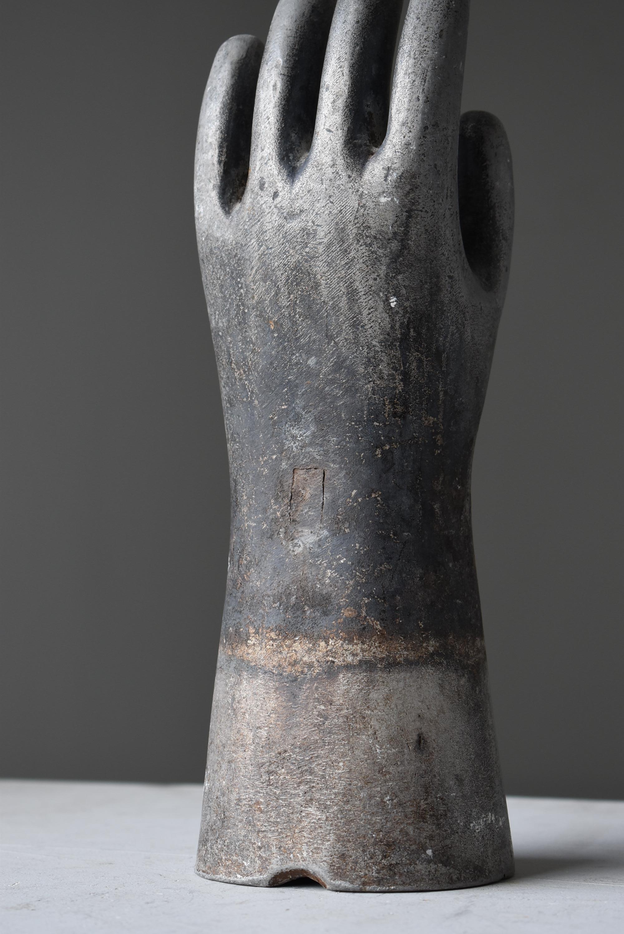 Japanese Old Aluminum Glove Mold 1940s-1960s / Object Wabi Sabi For Sale 4