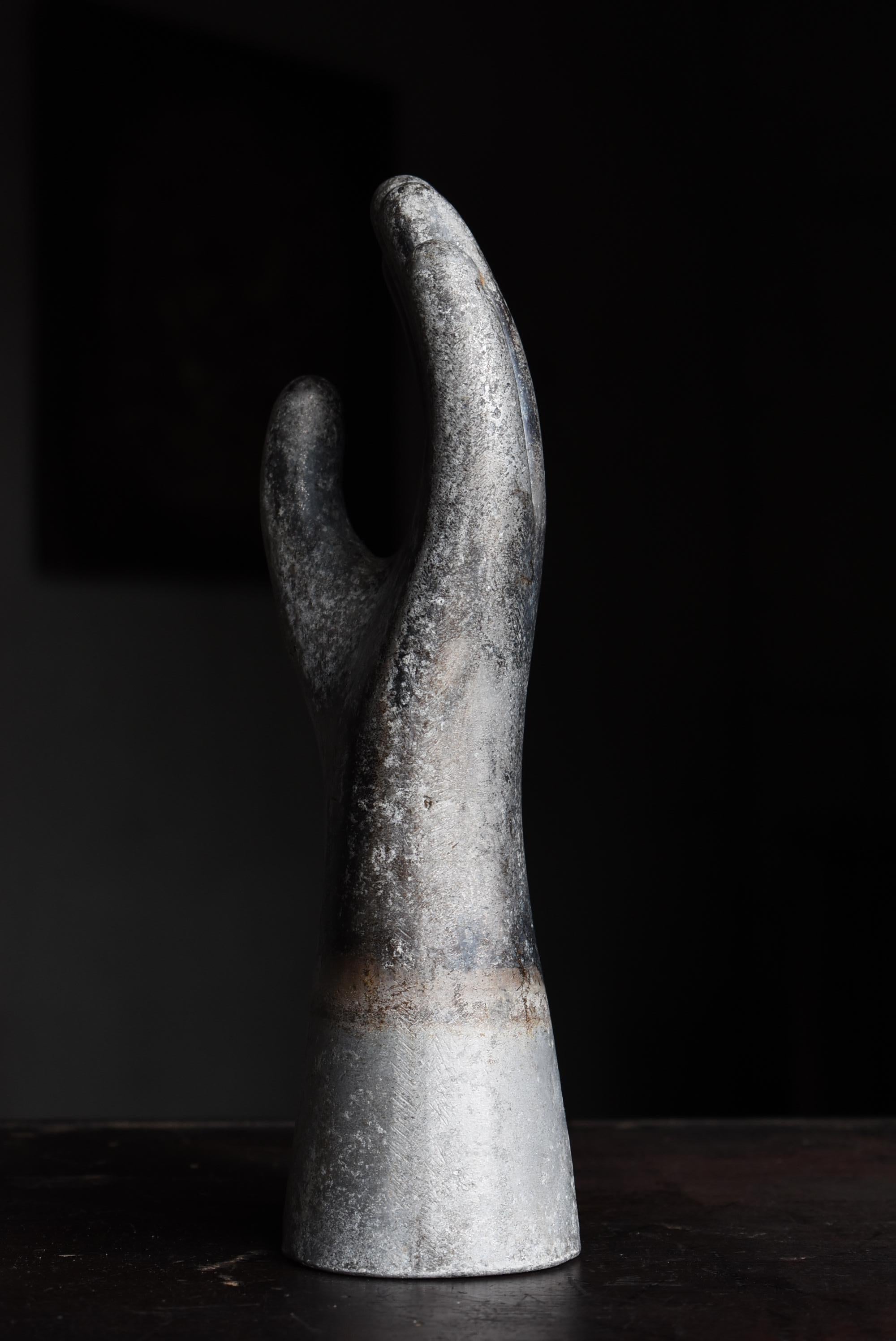 Molde de guante de aluminio antiguo japonés de los años 1940-1960 / Objeto Wabi Sabi 3