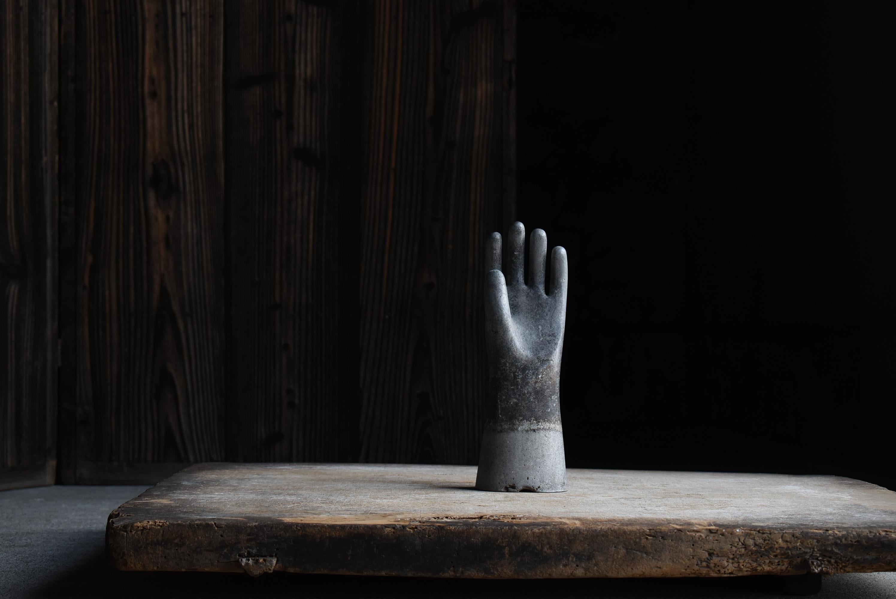 Japanese Old Aluminum Glove Mold 1940s-1960s / Object Wabi Sabi For Sale 7