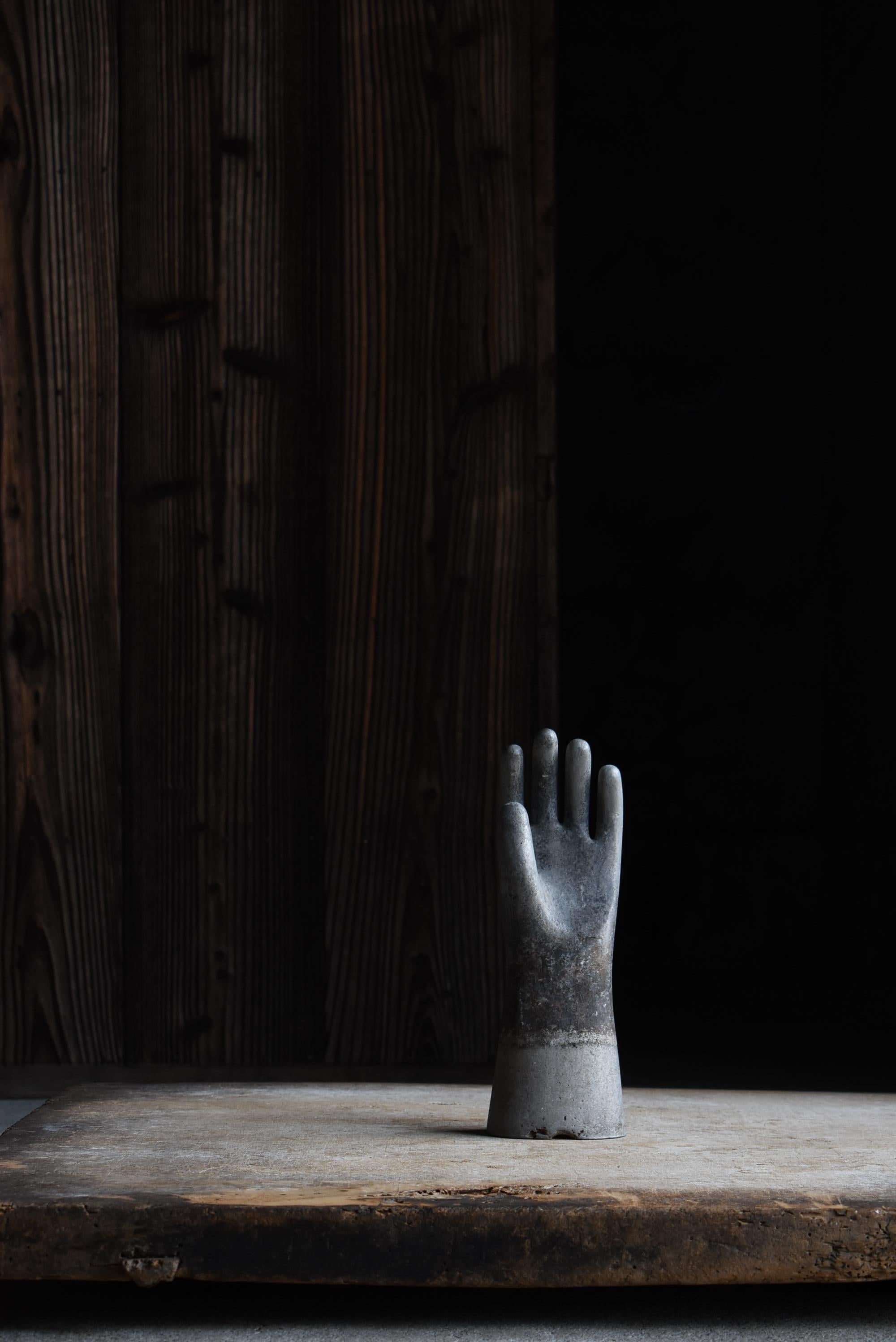 This is an old rubber glove mold made in Japan.
It was made in the Showa period (1940s-1960s), and the material used is aluminum.
Although it is a practical item that has been used for a long time in industrial settings, the surface of the glove