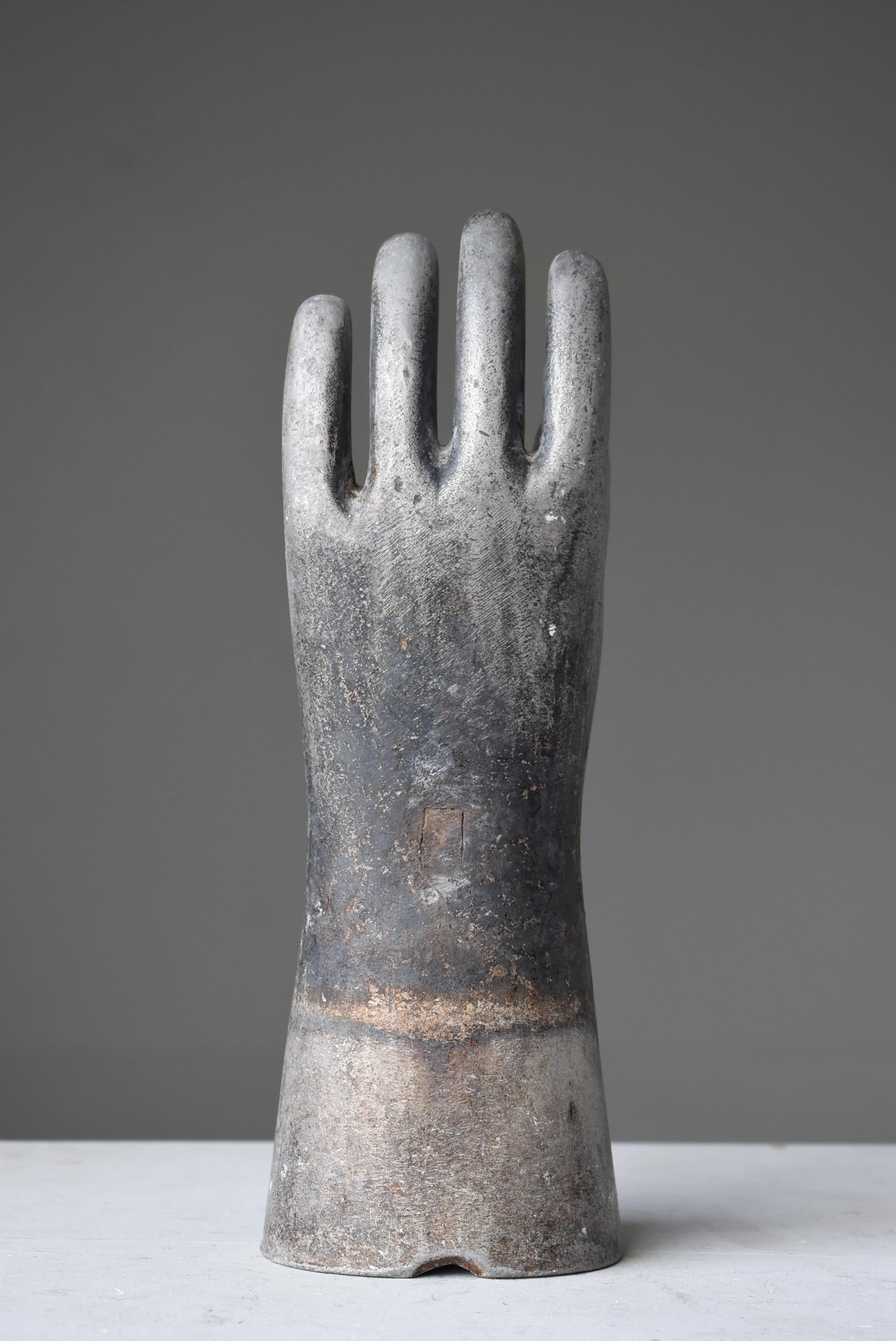 Japanese Old Aluminum Glove Mold 1940s-1960s / Object Wabi Sabi For Sale 3