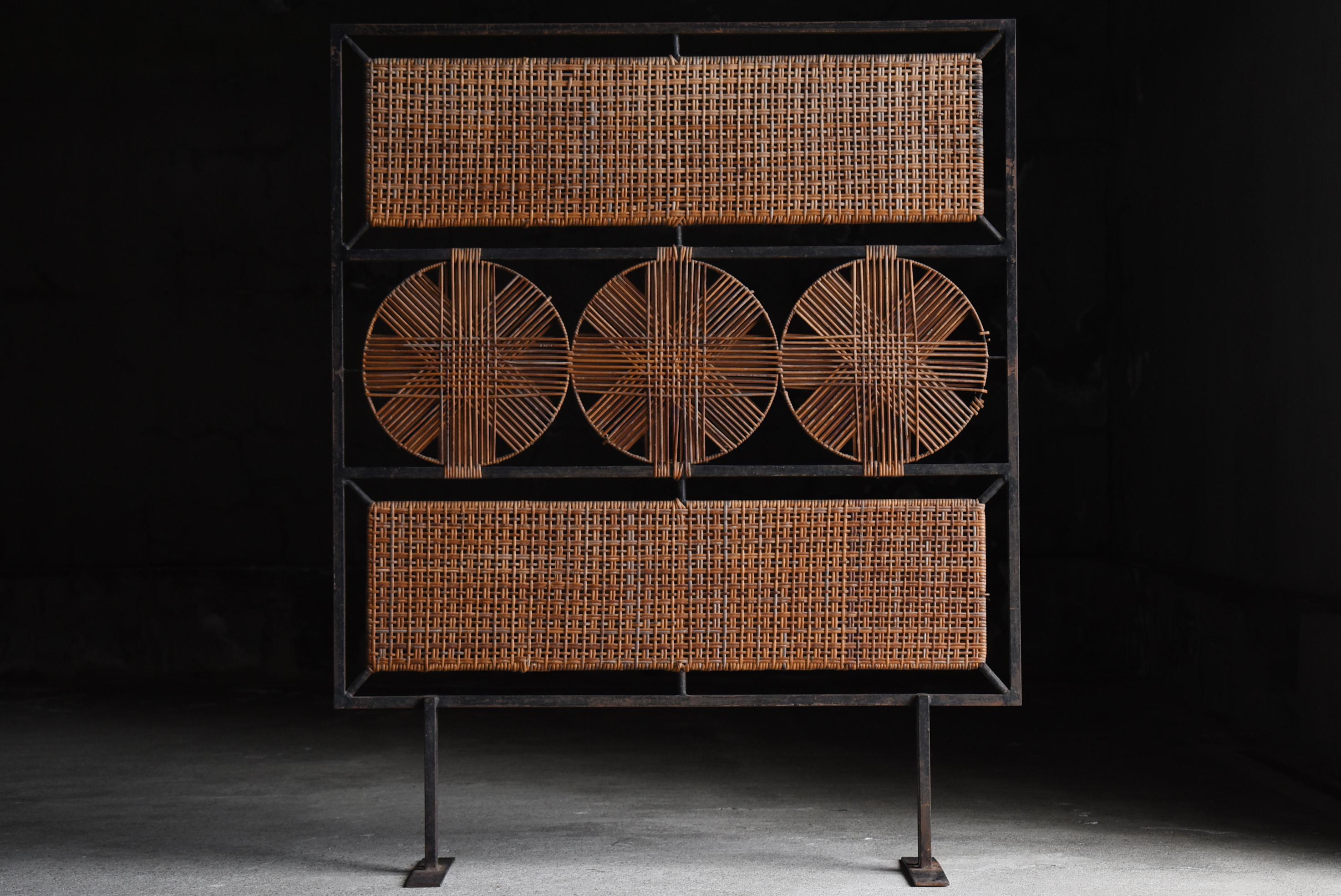 This account consists of 5 companies.
I specialize in carefully selected Japanese antiques.
With 20 years of experience, I re-propose Japanese antiques from a new perspective.

This is an old Japanese partition.
This furniture is from the Showa