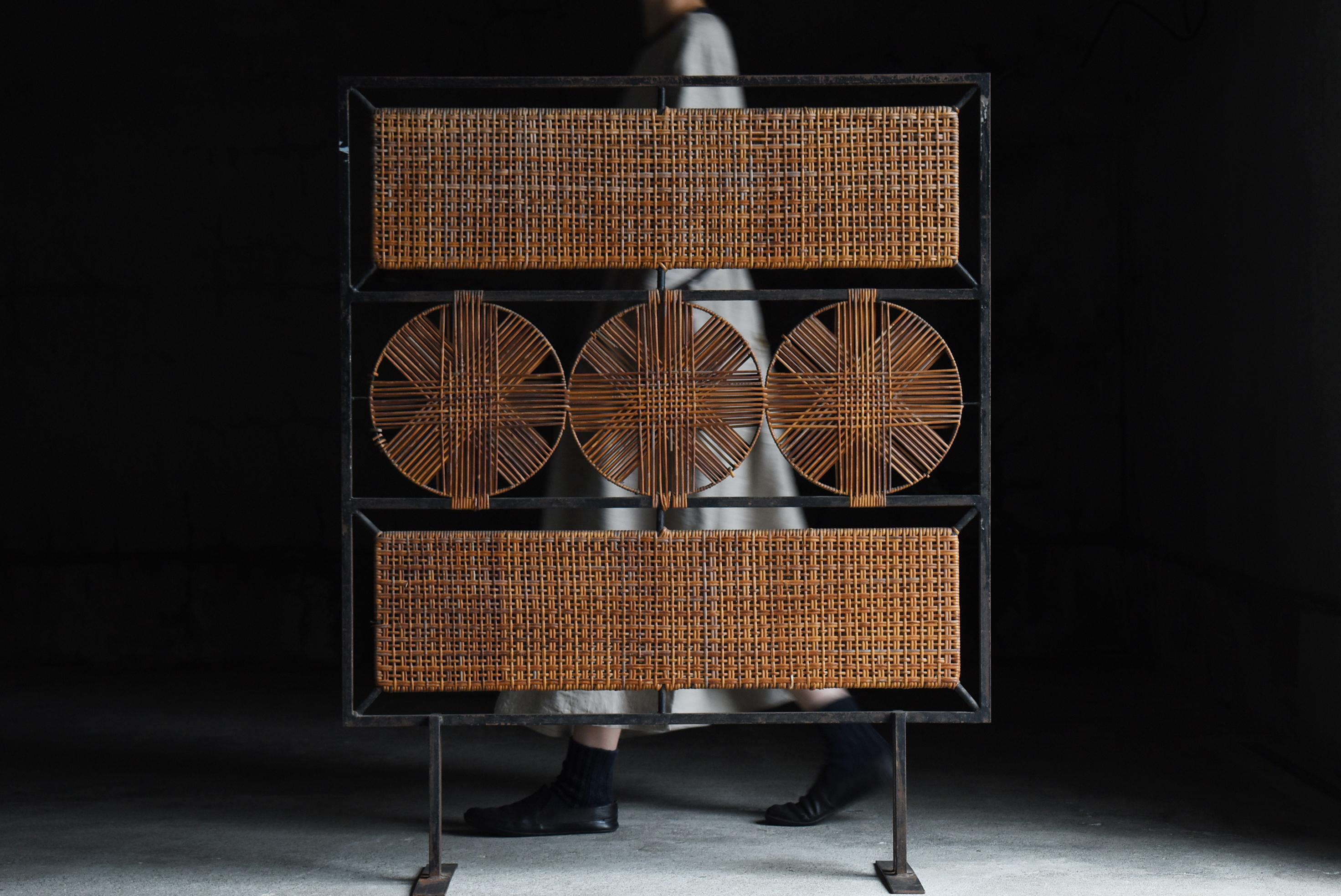 This is an old room divider made in Japan.
This furniture was made in the Showa period (1950s-1970s) and has an iron frame with delicate bamboo work.

The combination of linear patterns and circular motifs made of bamboo is impressive, creating a