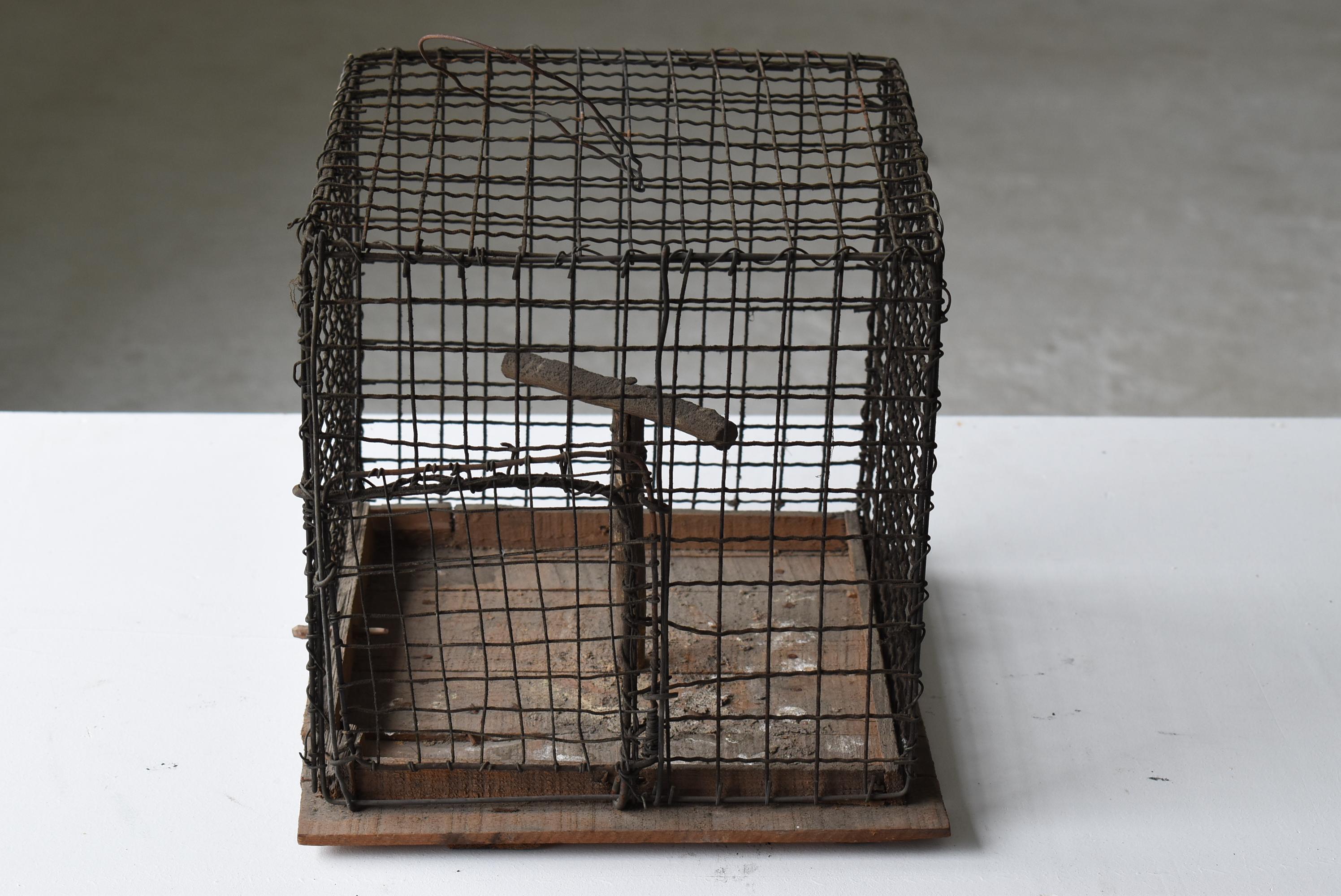 It is an old Japanese birdcage.
It is an item from the early Showa period.

It is assembled with iron wire.
It's a very unique item.
It is miraculous that this remains.

Weight 1 kg.