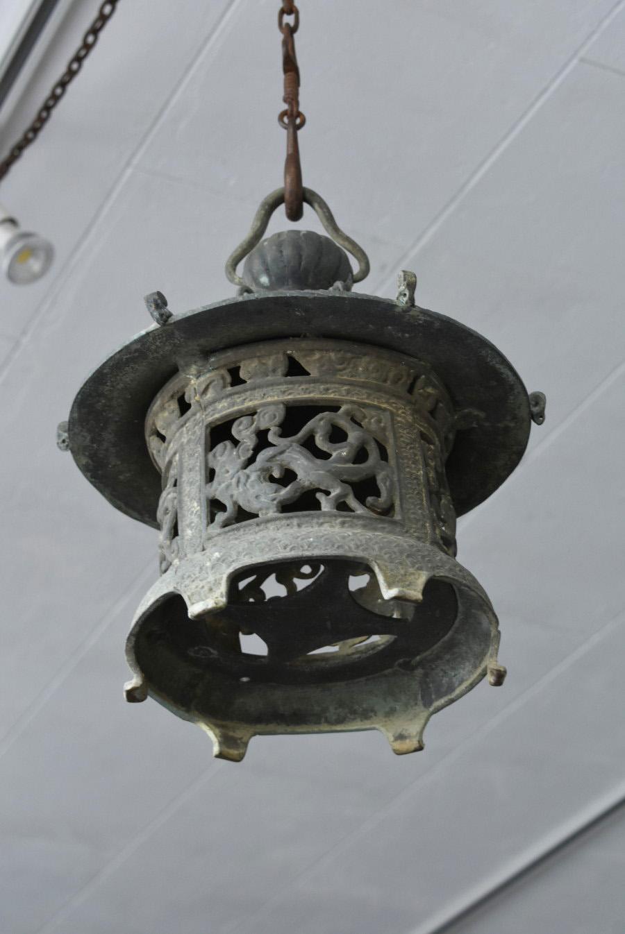 This is a bronze cast lantern made in the middle of the Showa period in Japan.
You can see that it is very finely decorated.
The dragon pattern and the geometric pattern of a semicircle are applied to the whole, which is an auspicious pattern called