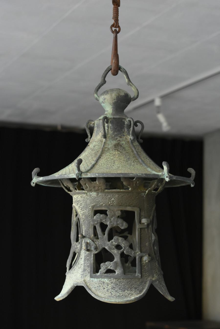 This is a bronze cast lantern made in the middle of the Showa period in Japan.
You can see that it is very finely decorated.
It has a semicircular geometric pattern, which is an auspicious pattern called “Seigaiha” which means prosperity. It is a