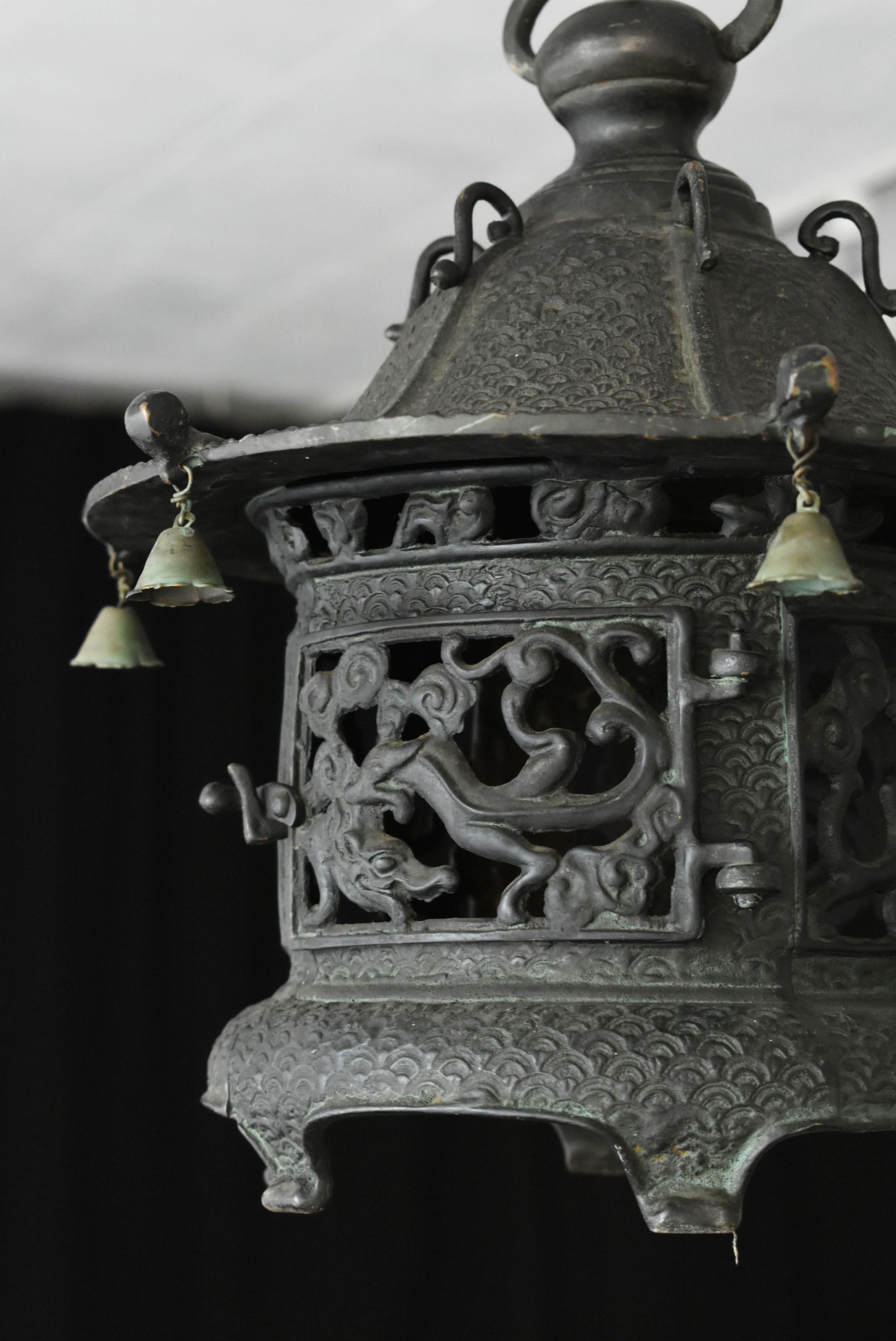 This is a bronze cast lantern made in the middle of the Showa period in Japan.
You can see that it is very finely decorated.
The dragon pattern and the geometric pattern of a semicircle are applied to the whole, which is an auspicious pattern