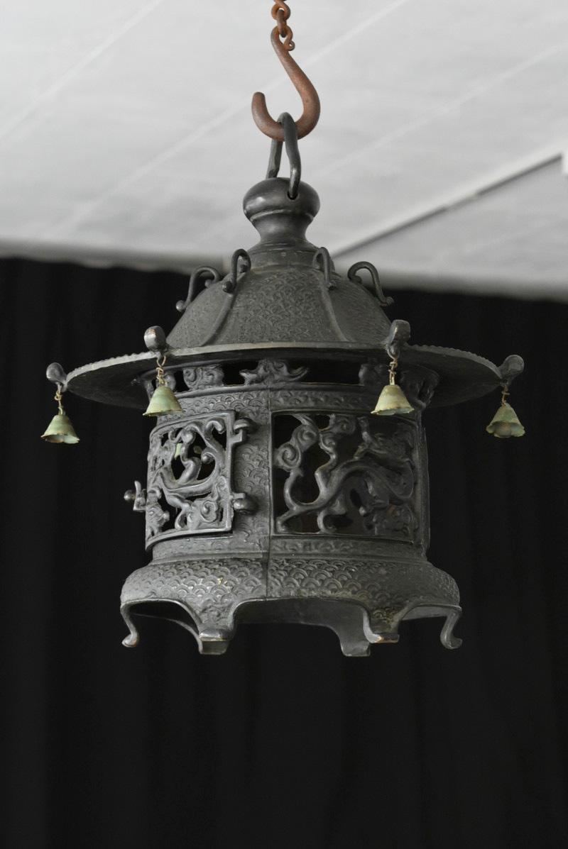 This is a bronze cast lantern made in the middle of the Showa period in Japan.
You can see that it is very finely decorated.
The dragon pattern and the geometric pattern of a semicircle are applied to the whole, which is an auspicious pattern