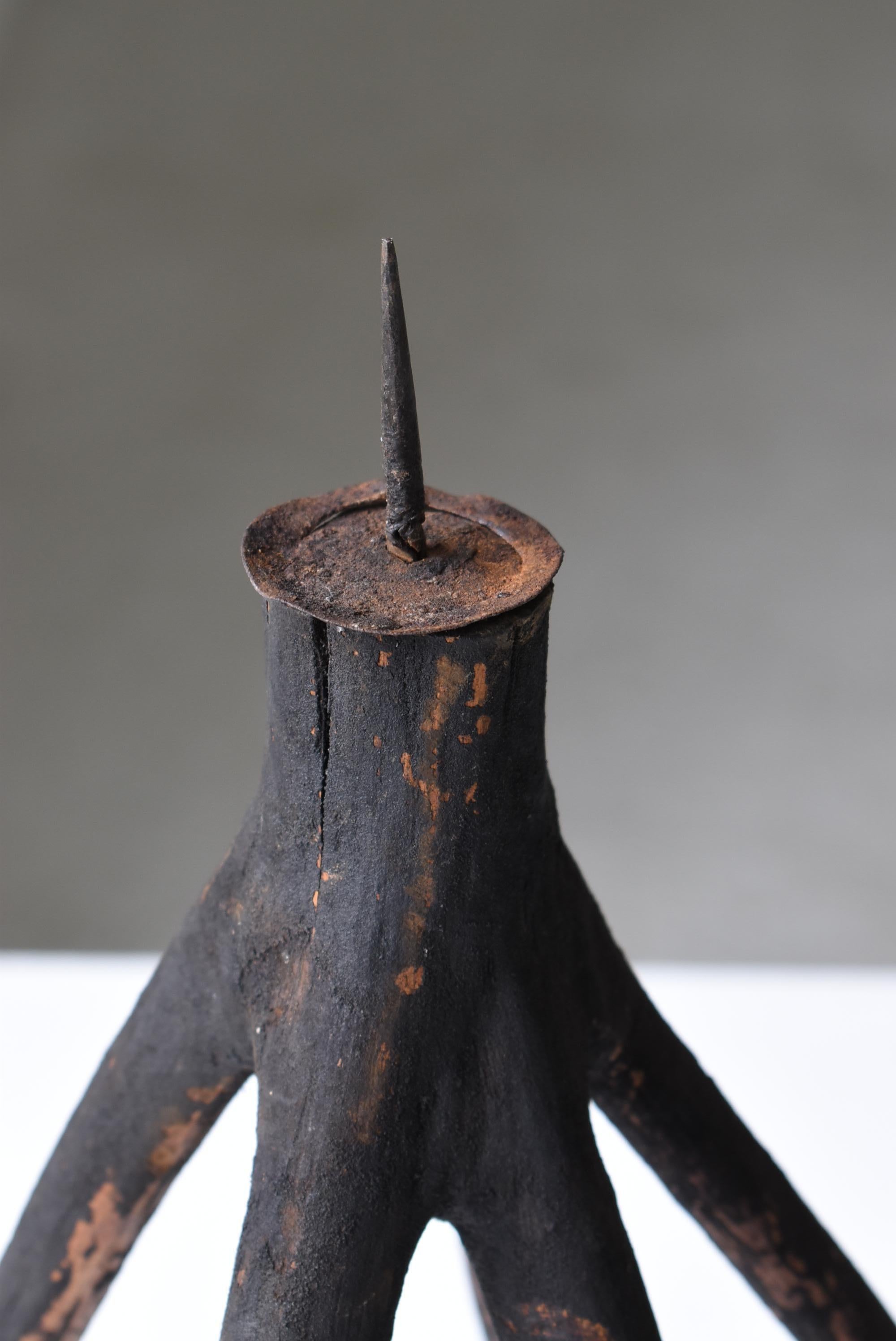 It is an old Japanese candlestick.
It is from the Meiji era, (1860s-1900s)
The material is cedar.

I am using a tree branch. It's very unique.
I have never met.
It's very rare.

This is black and beautiful.
Why is it black?
Because there