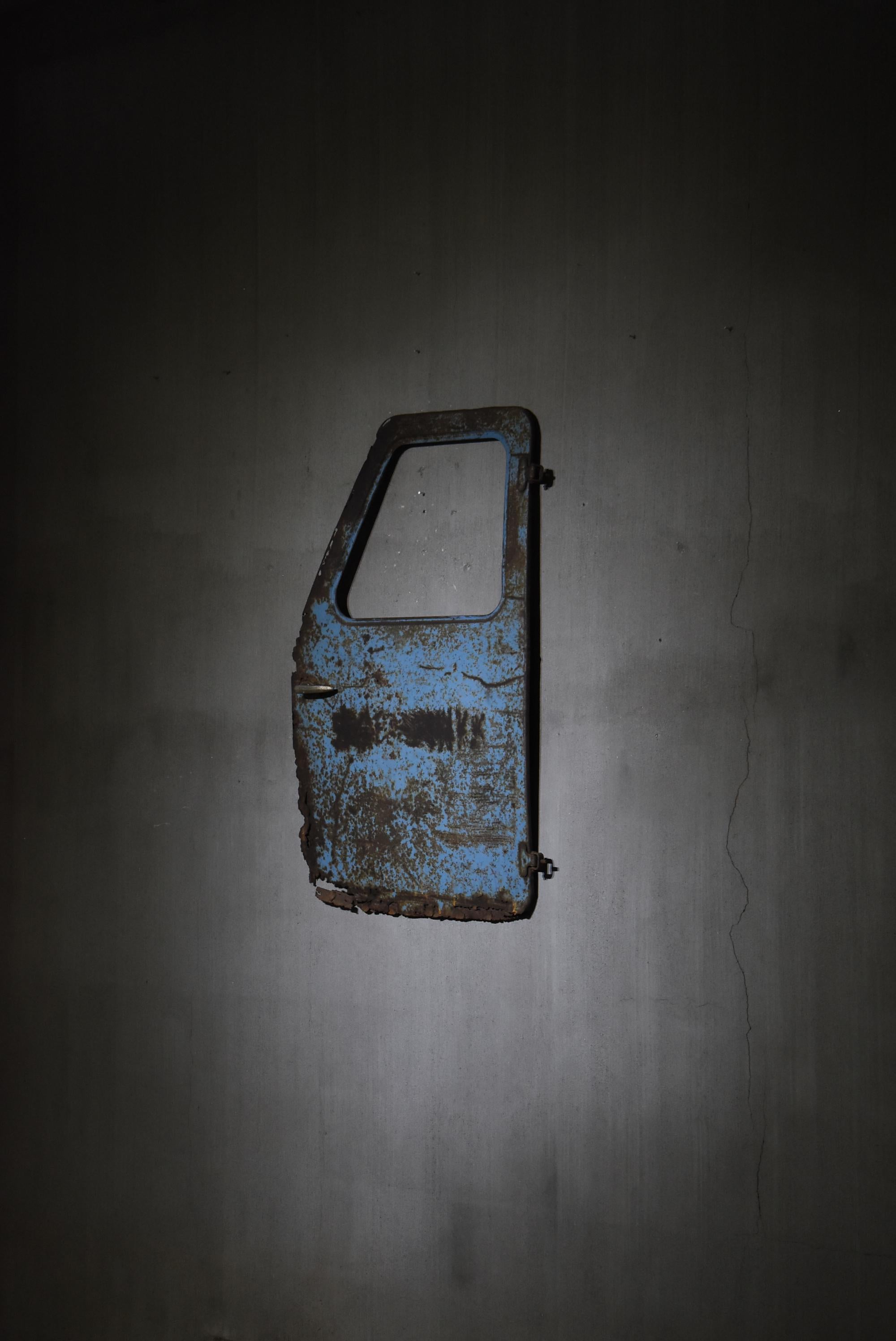 Dies ist eine alte Autotür aus Japan, die von einem frühen Modell des 