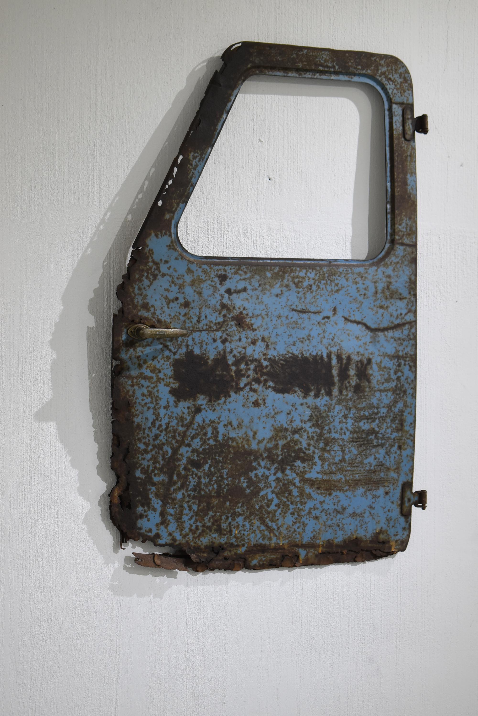 Japanische alte Autotür 1957er / Wanddekoration Abstrakte Kunst Wabisabi (Metallarbeit) im Angebot