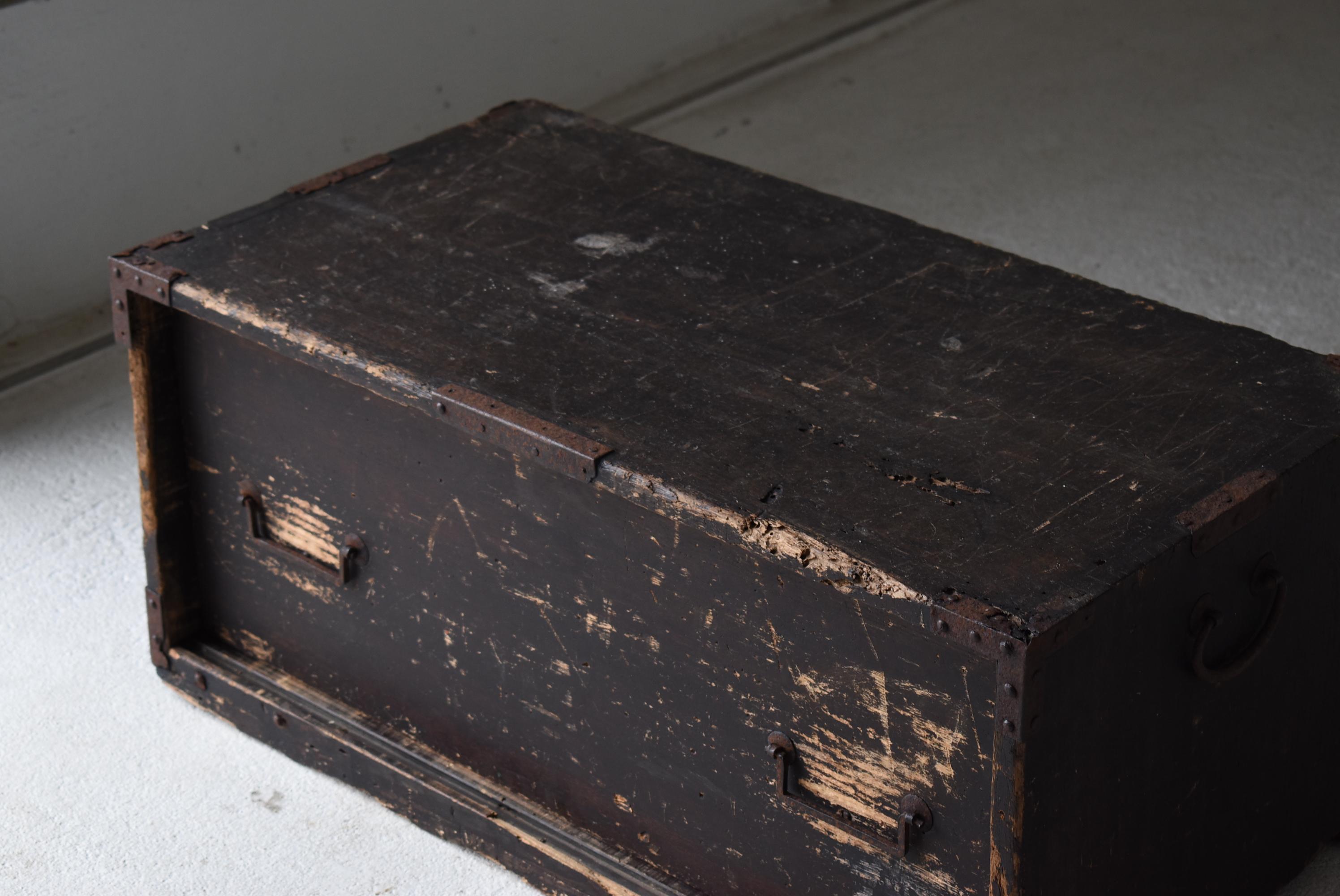 It is an old Japanese drawer.
It is an item from the Edo period. (1800s-1860s)
The materials are paulownia wood and cedar wood.

We use very luxurious materials.
The black color is beautiful and the taste is wonderful.

This shape is a rare