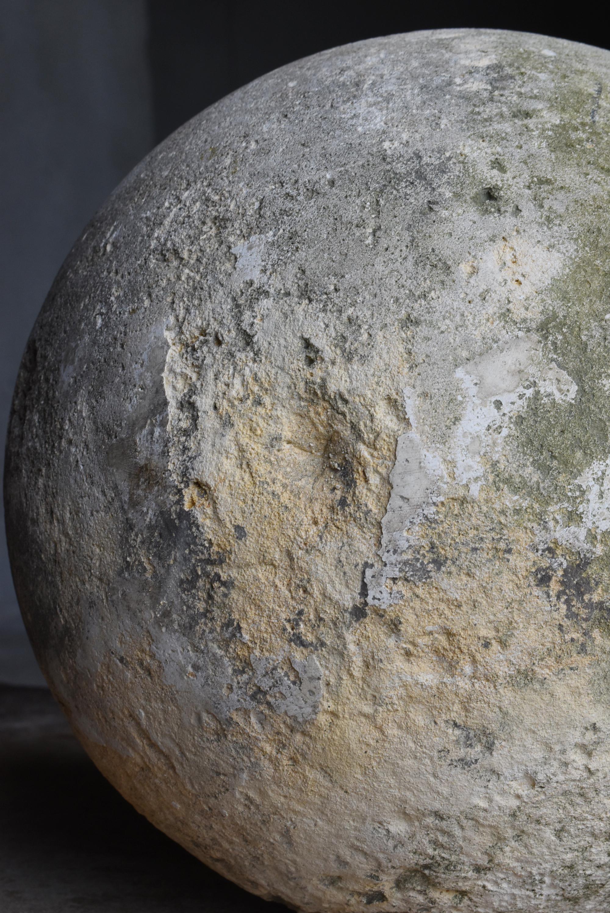 Scultura giapponese a sfera in cemento vecchio 1950-1970 / Oggetto Wabi Sabi in vendita 2