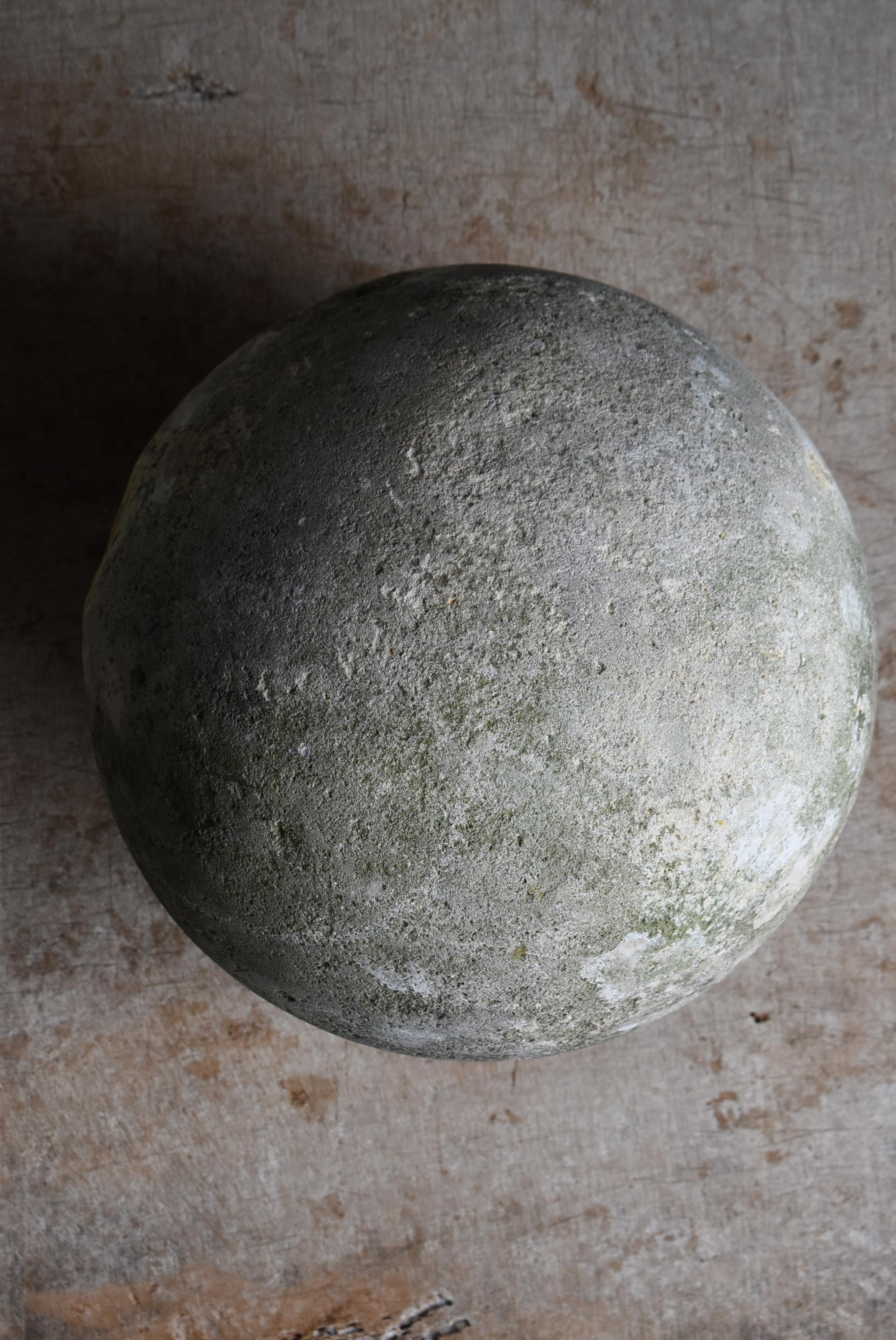 Scultura giapponese a sfera in cemento vecchio 1950-1970 / Oggetto Wabi Sabi in vendita 3
