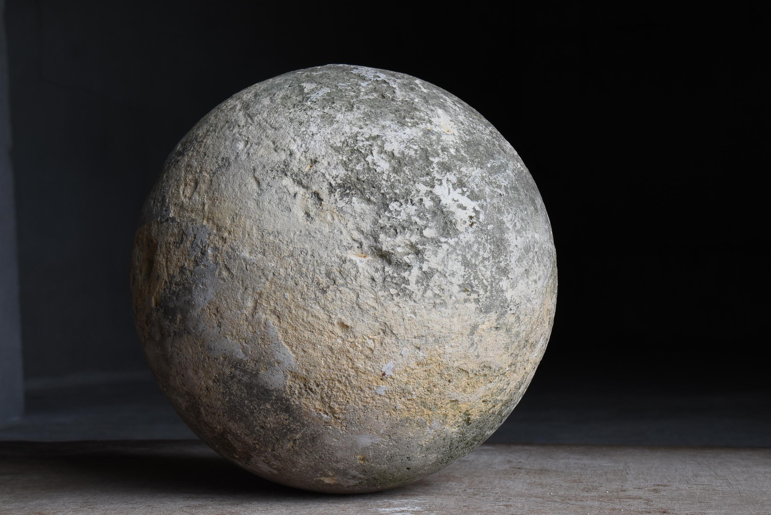 Scultura giapponese a sfera in cemento vecchio 1950-1970 / Oggetto Wabi Sabi in vendita 4