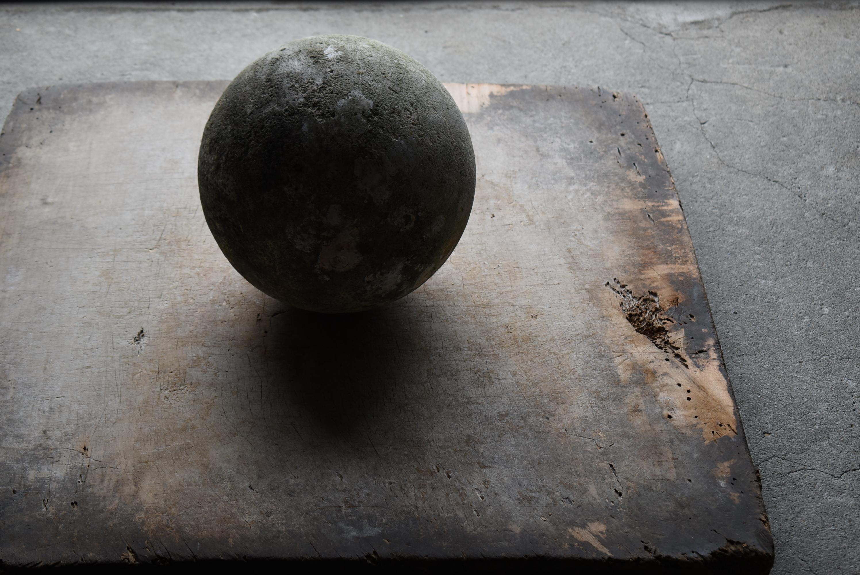 Scultura giapponese a sfera in cemento vecchio 1950-1970 / Oggetto Wabi Sabi in vendita 7