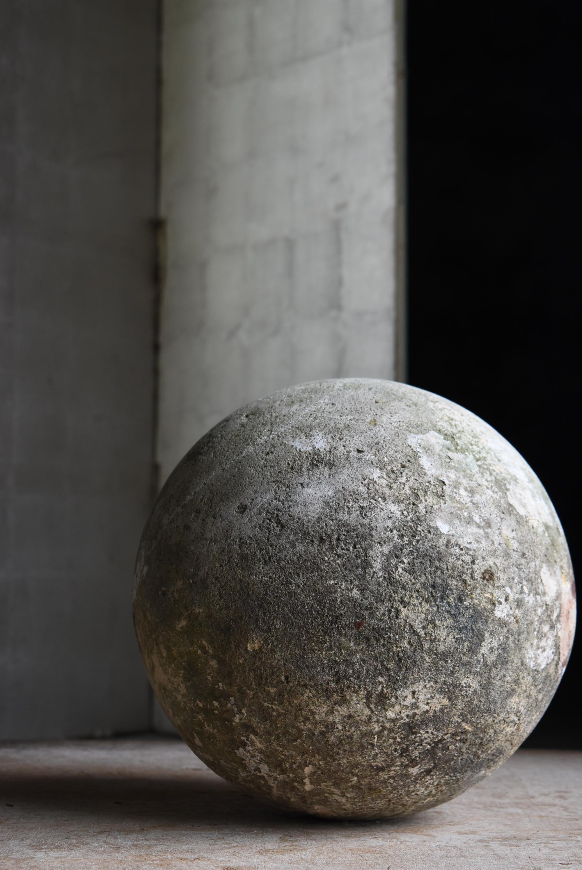 Showa Scultura giapponese a sfera in cemento vecchio 1950-1970 / Oggetto Wabi Sabi in vendita