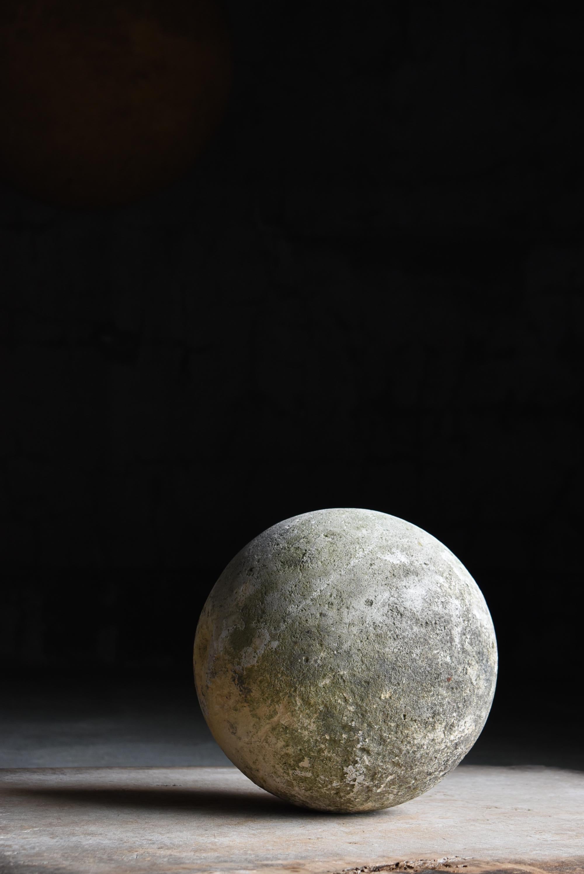 Giapponese Scultura giapponese a sfera in cemento vecchio 1950-1970 / Oggetto Wabi Sabi in vendita