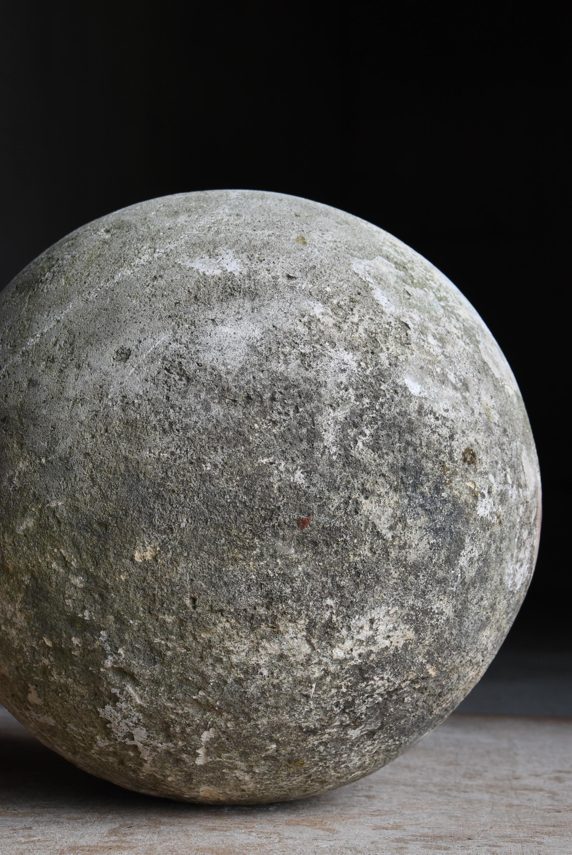 Altro Scultura giapponese a sfera in cemento vecchio 1950-1970 / Oggetto Wabi Sabi in vendita