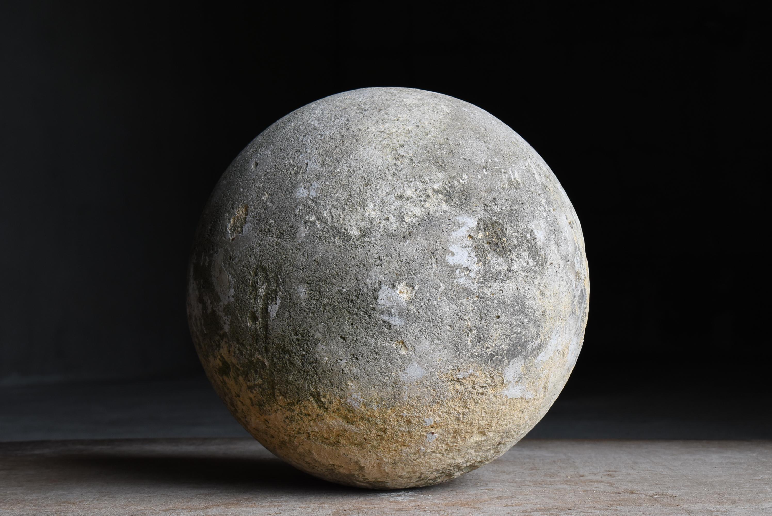 Calcestruzzo Scultura giapponese a sfera in cemento vecchio 1950-1970 / Oggetto Wabi Sabi in vendita