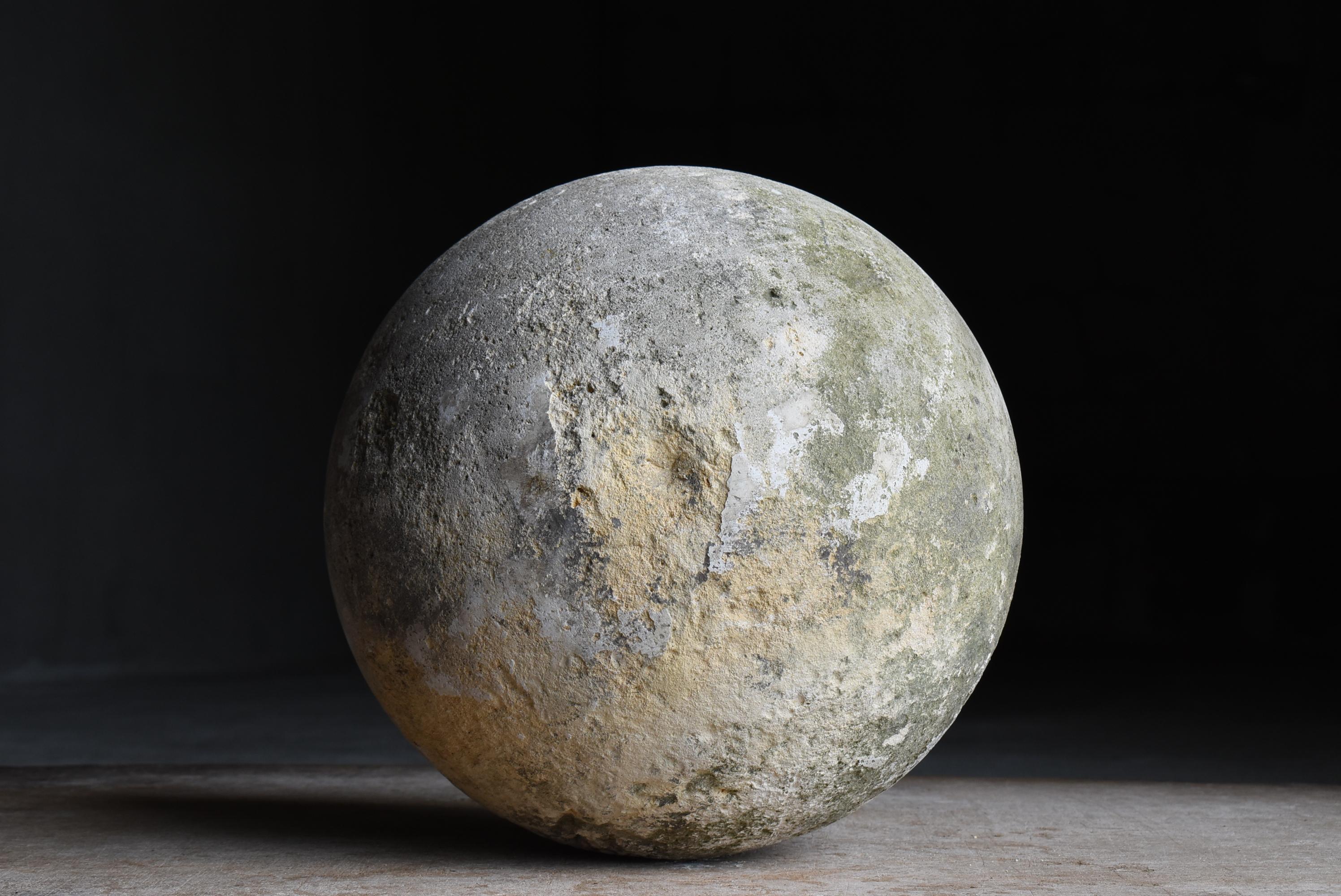 Scultura giapponese a sfera in cemento vecchio 1950-1970 / Oggetto Wabi Sabi in vendita 1
