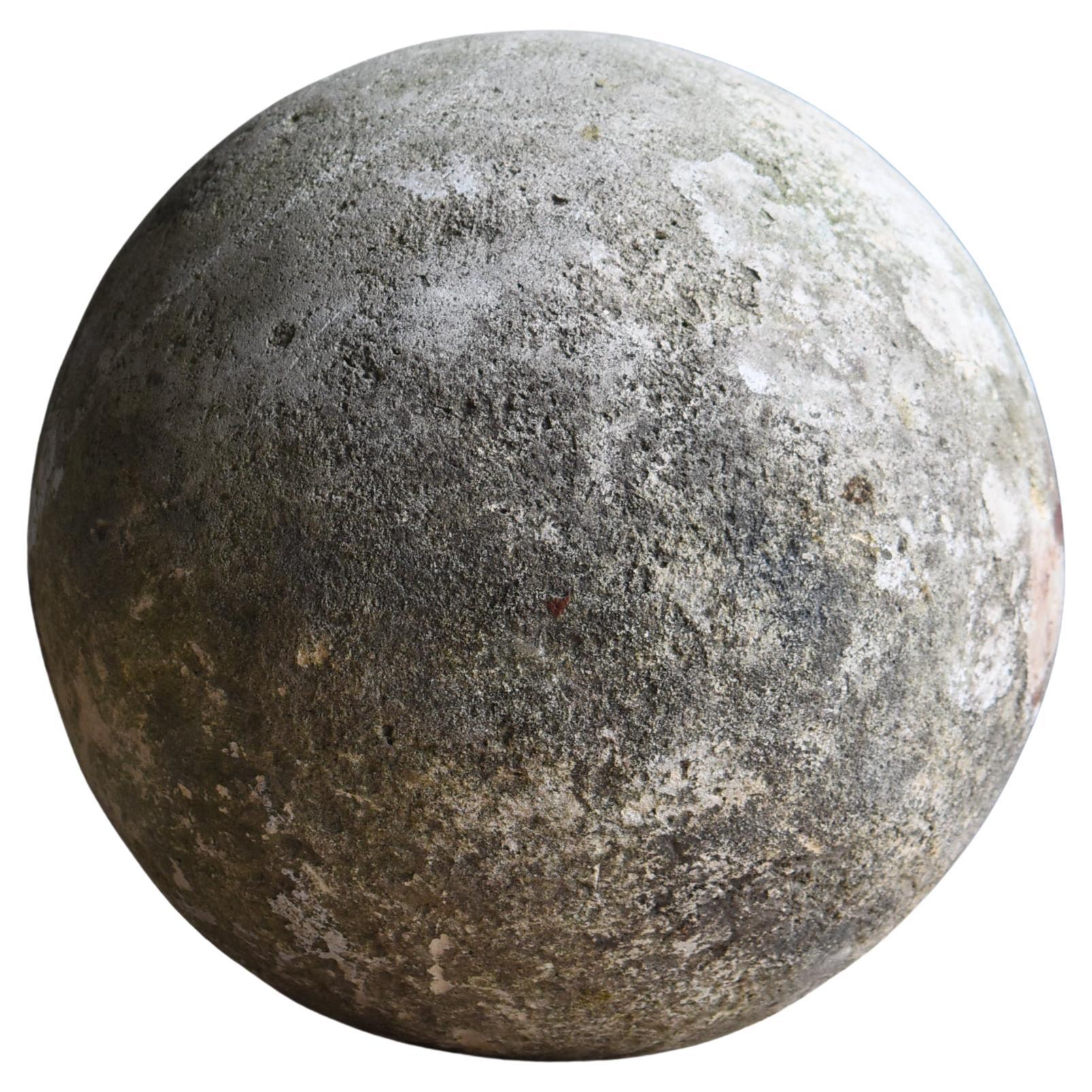 Scultura giapponese a sfera in cemento vecchio 1950-1970 / Oggetto Wabi Sabi