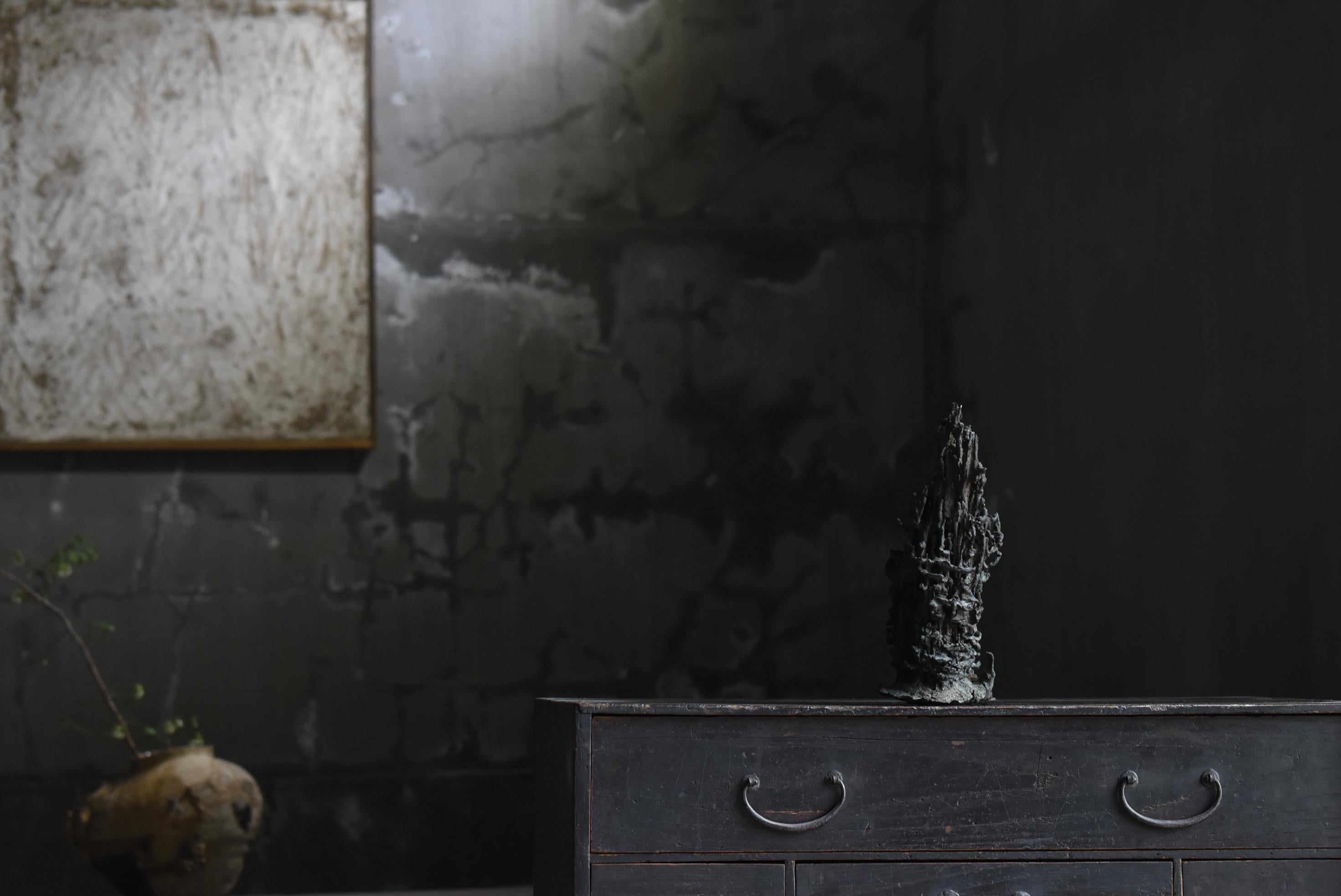 This object is a stack of old Japanese copper drops.
Item dates from the mid-Showa period (1940s-1960s).

This type of object sometimes occurs when copper drops naturally accumulate and harden during the casting process at copper
