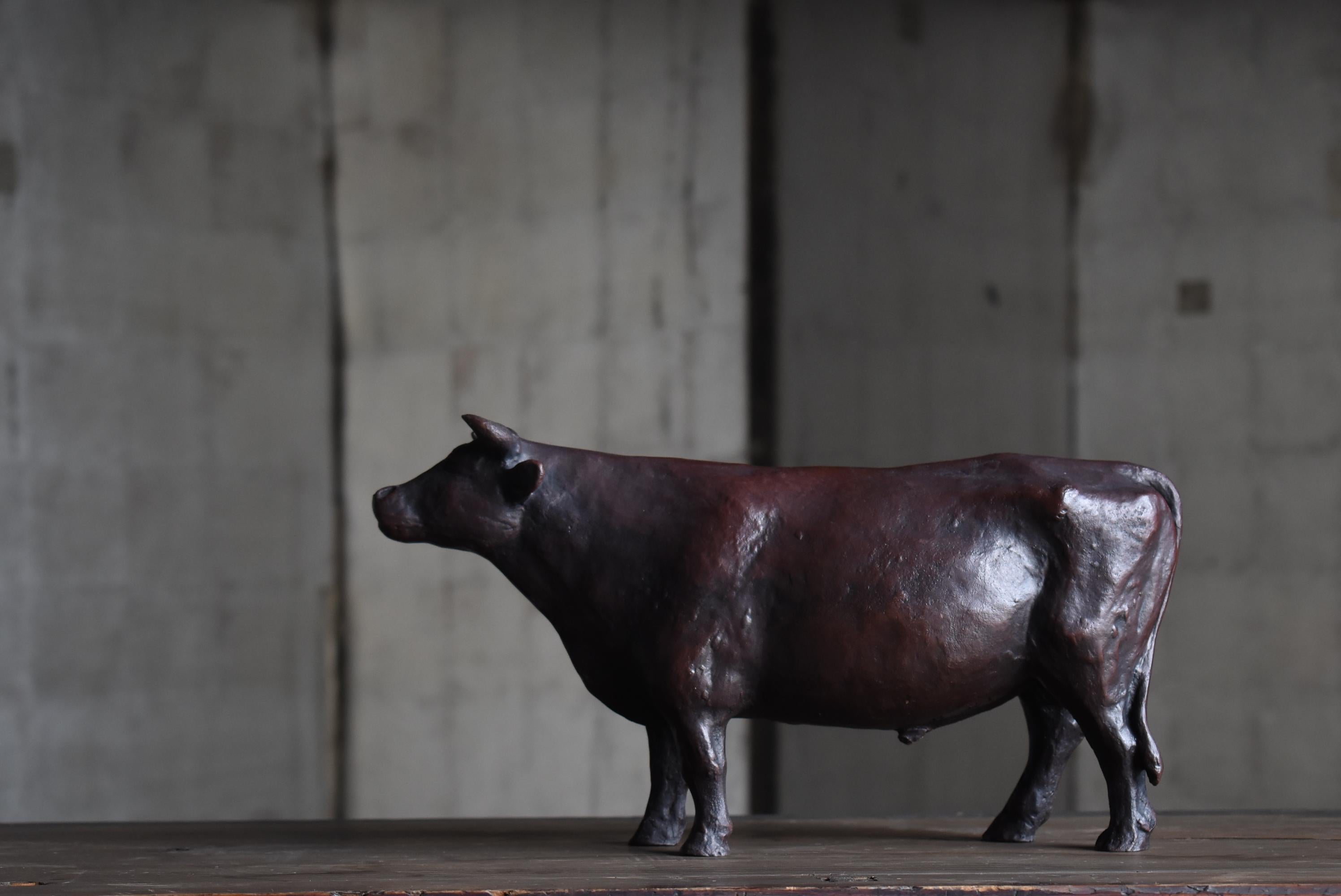 This is an old copper Bull statue made in Japan.
It is from the Showa period (1950s-1970s).

The elaborate construction shows the craftsmanship of Japanese artisans.
Metal Bull figurines symbolize wealth and success and are believed to improve