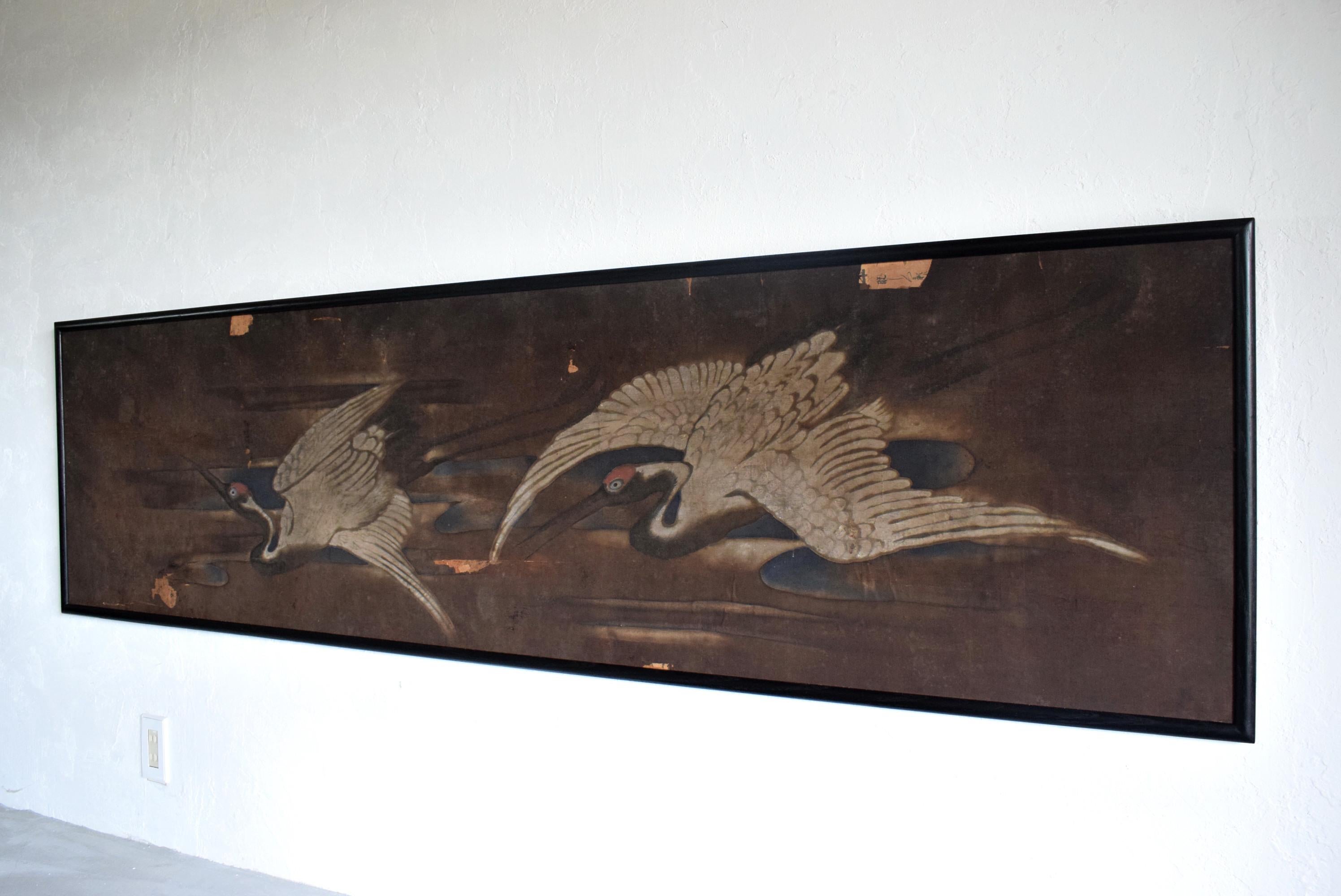 Es handelt sich um ein gerahmtes Bild von zwei Kranichen, die im Raum zwischen den Säulen der Meiji-Ära verwendet wurden.

Der Rahmen ist aus Kastanienholz gefertigt und die Farbe ist wie Lack.

B 203 T 3,5 H 50,5 (cm)
Das Gewicht beträgt etwa