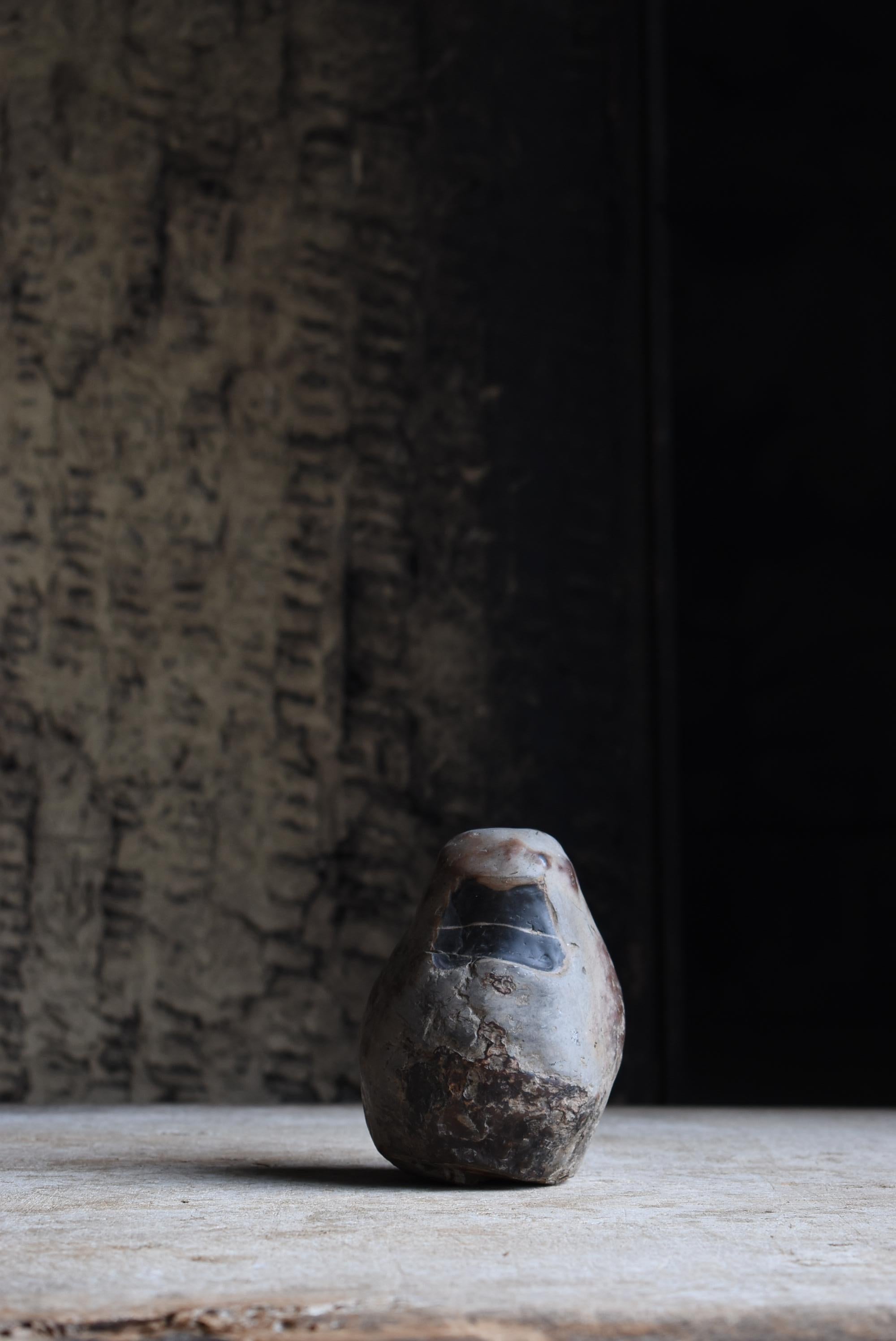 Il s'agit d'une ancienne pierre japonaise à figure Daruma, suiseki (pierre d'observation).
L'endroit où elle a été trouvée est une vieille maison qui a été construite au fil des ans. Il s'agit d'une image bouddhiste folklorique qui a été préservée