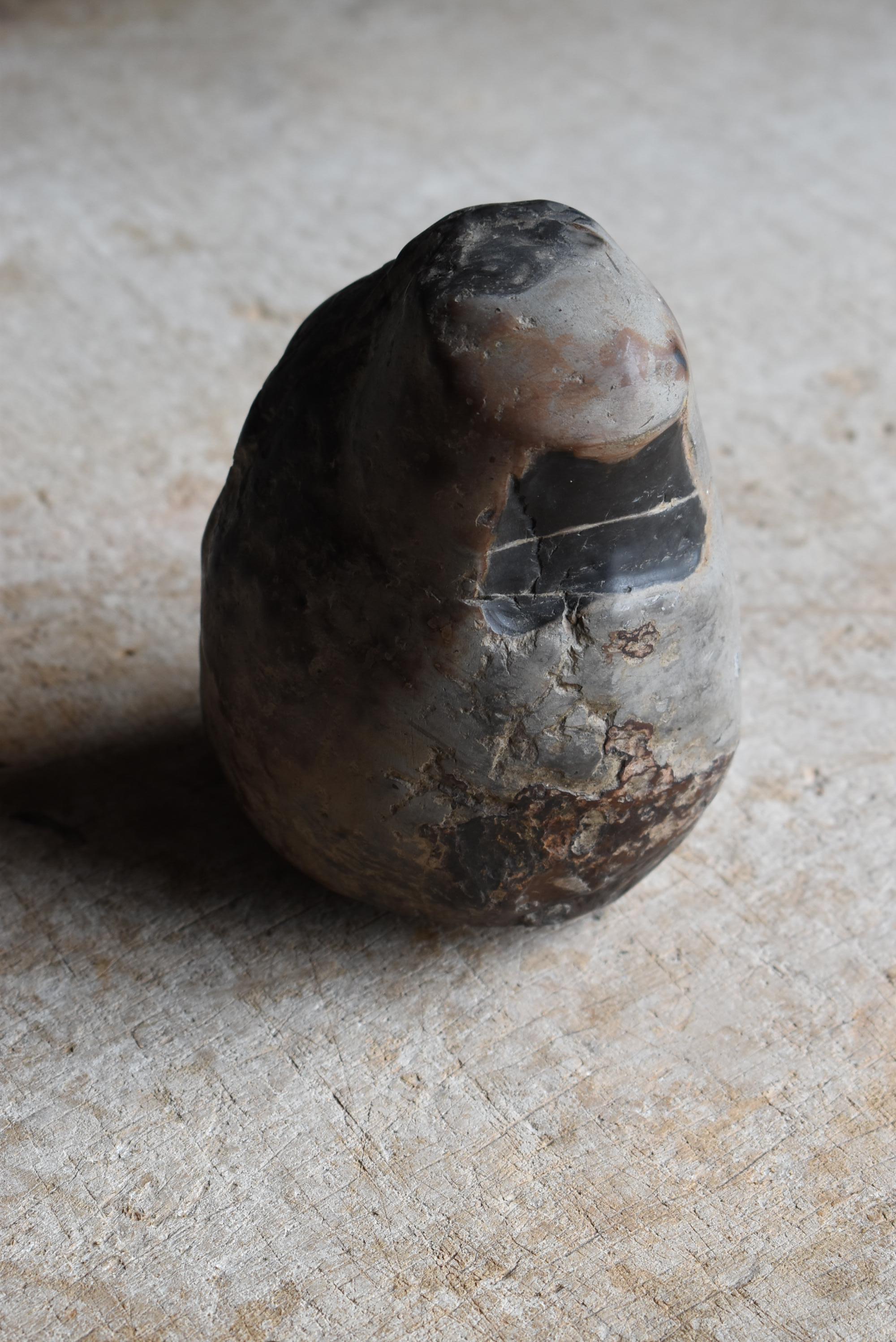 Japonais Ancienne pierre de visualisation japonaise en forme de Daruma / Suiseki Figurine Wabisabi en vente