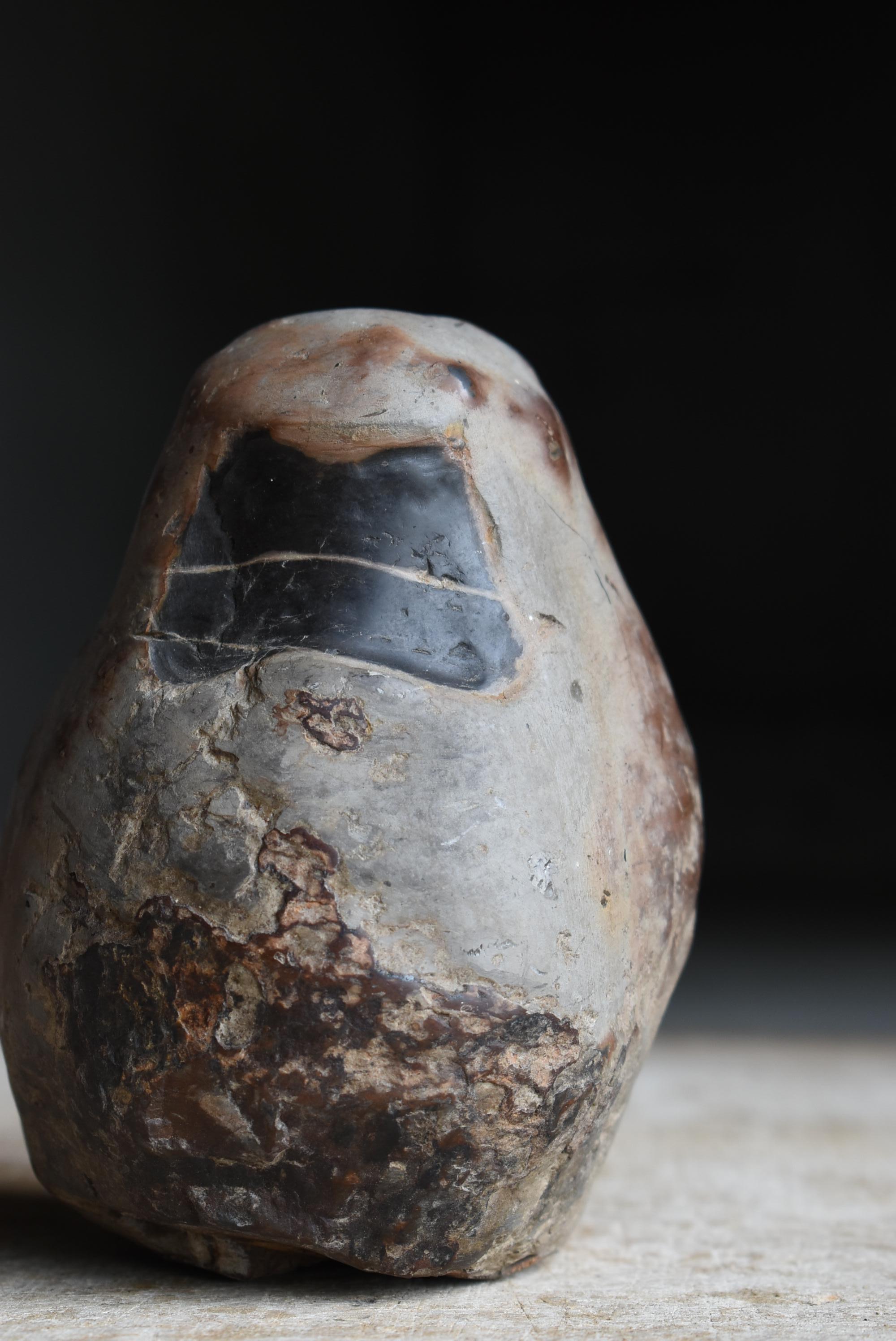 Sculpté à la main Ancienne pierre de visualisation japonaise en forme de Daruma / Suiseki Figurine Wabisabi en vente