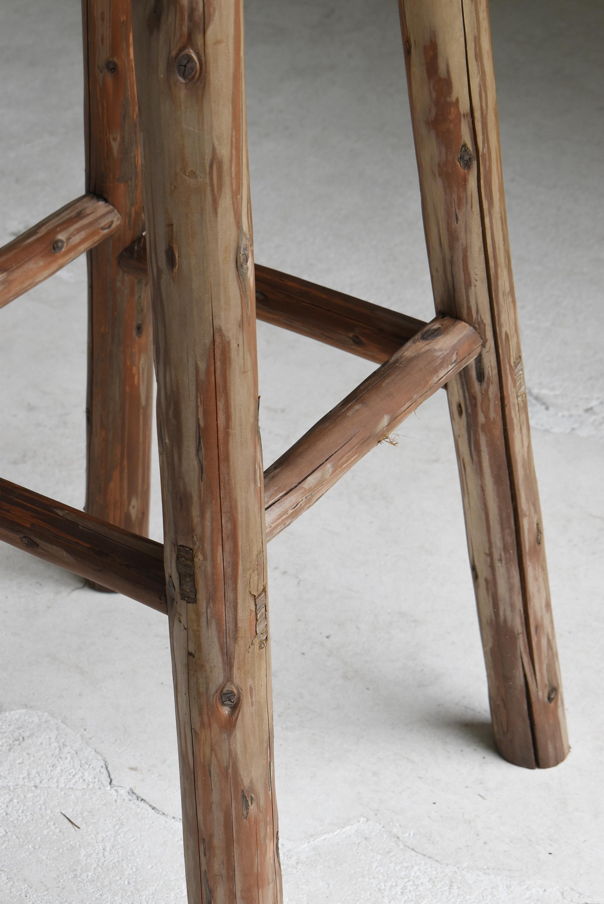 Japanischer alter Verkaufsständer 1940er-1960er Jahre / Primitiver Beistelltisch Wabisabi im Angebot 5