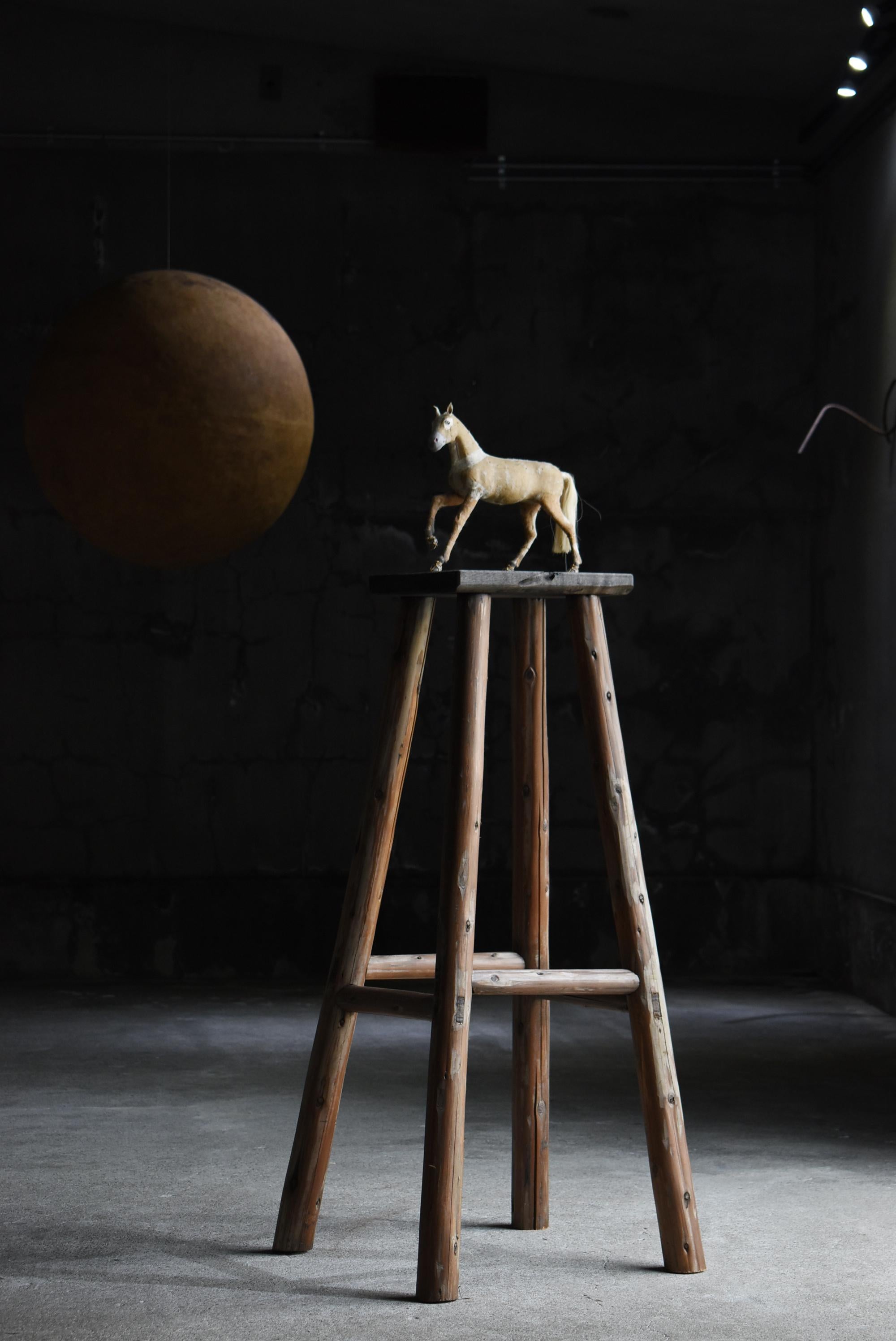 Dies ist ein alter japanischer Verkaufsständer, der in der Mitte der Shōwa-Periode (1940er-1960er Jahre) hergestellt wurde. Es handelt sich um ein seltenes, handgefertigtes Stück, das die Sensibilität und das Geschick der japanischen Kunsthandwerker