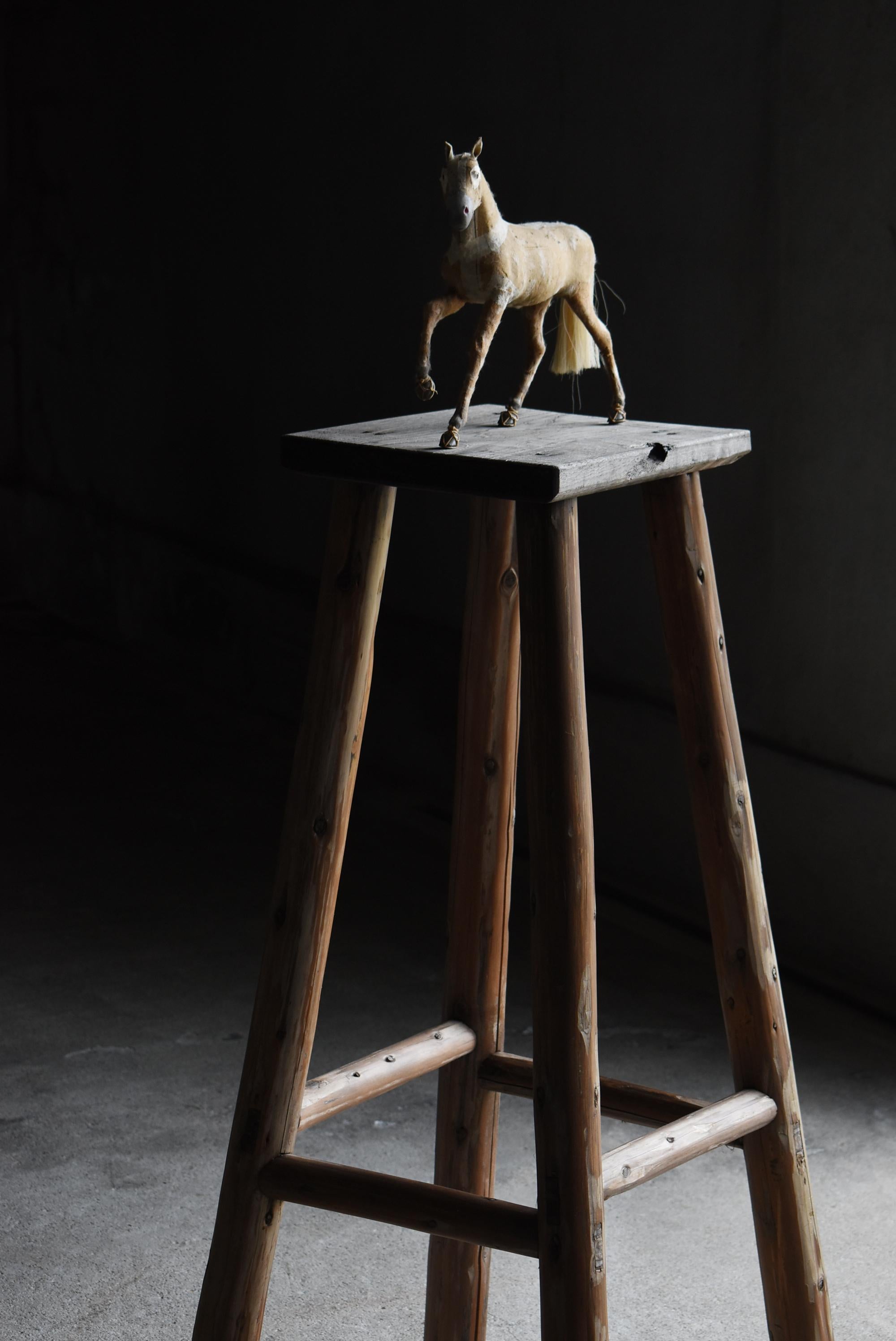 Japanischer alter Verkaufsständer 1940er-1960er Jahre / Primitiver Beistelltisch Wabisabi (Holzarbeit) im Angebot