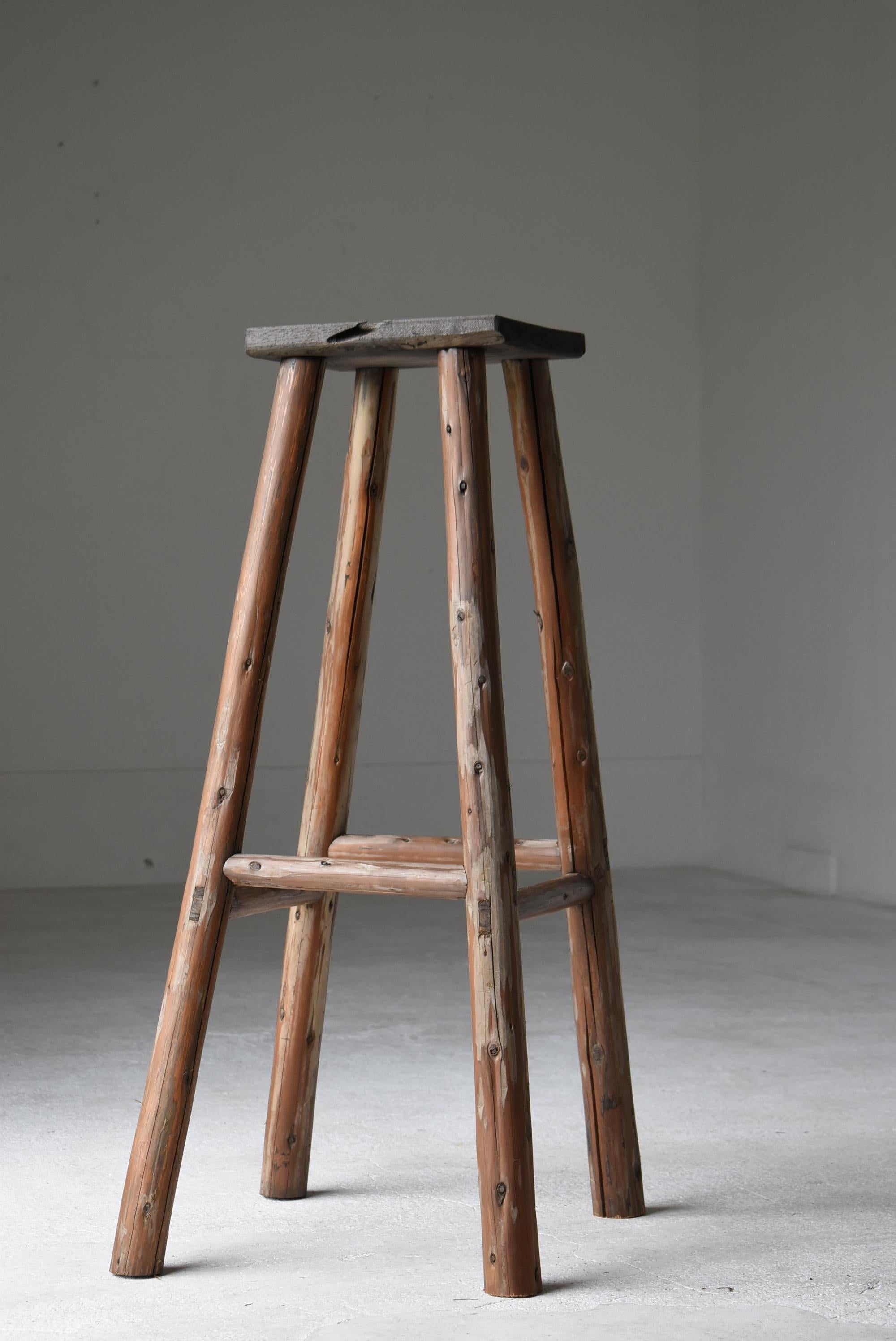 Japanischer alter Verkaufsständer 1940er-1960er Jahre / Primitiver Beistelltisch Wabisabi im Zustand „Gut“ im Angebot in Chōsei District Nagara, JP
