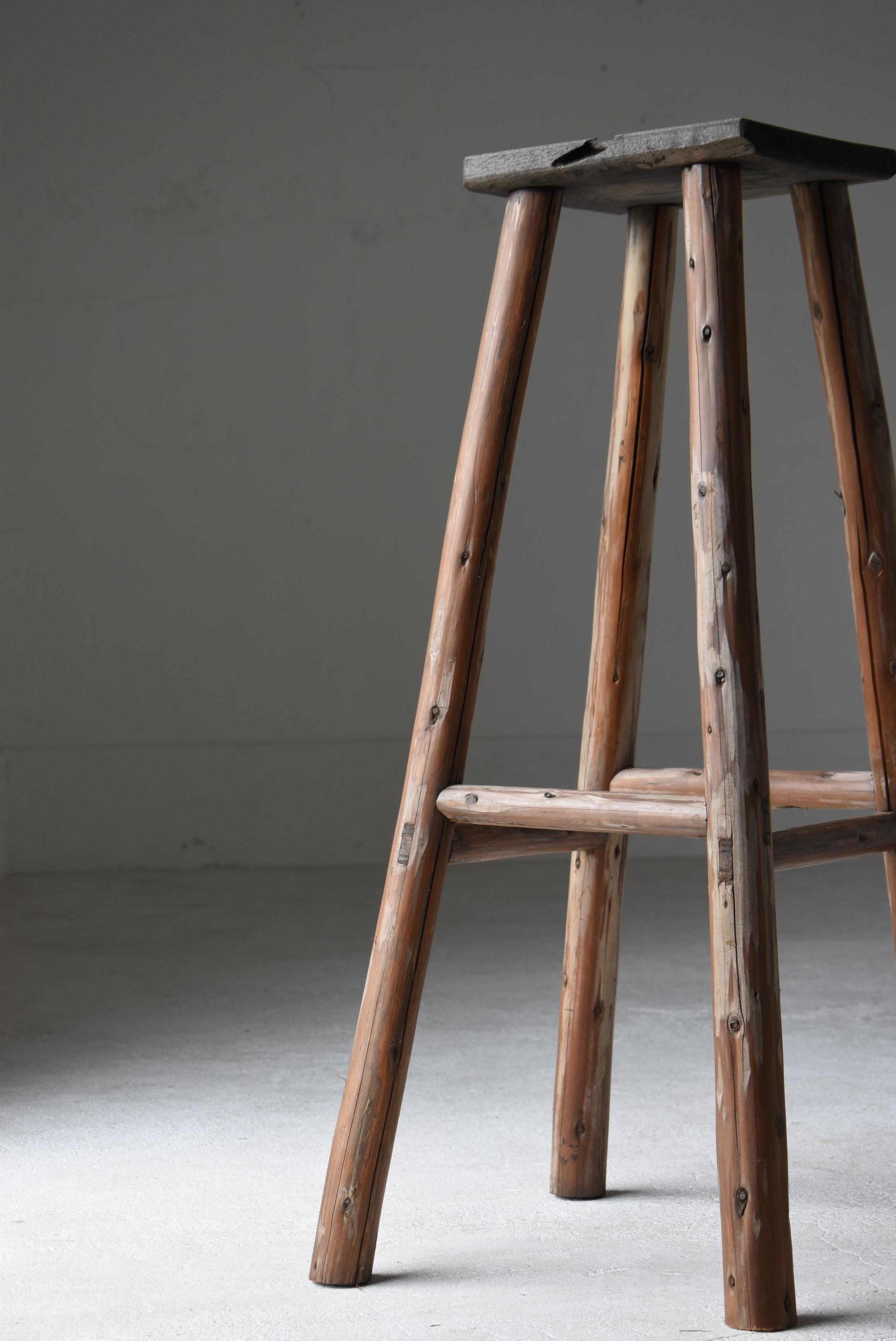 Japanischer alter Verkaufsständer 1940er-1960er Jahre / Primitiver Beistelltisch Wabisabi (Kastanienholz) im Angebot