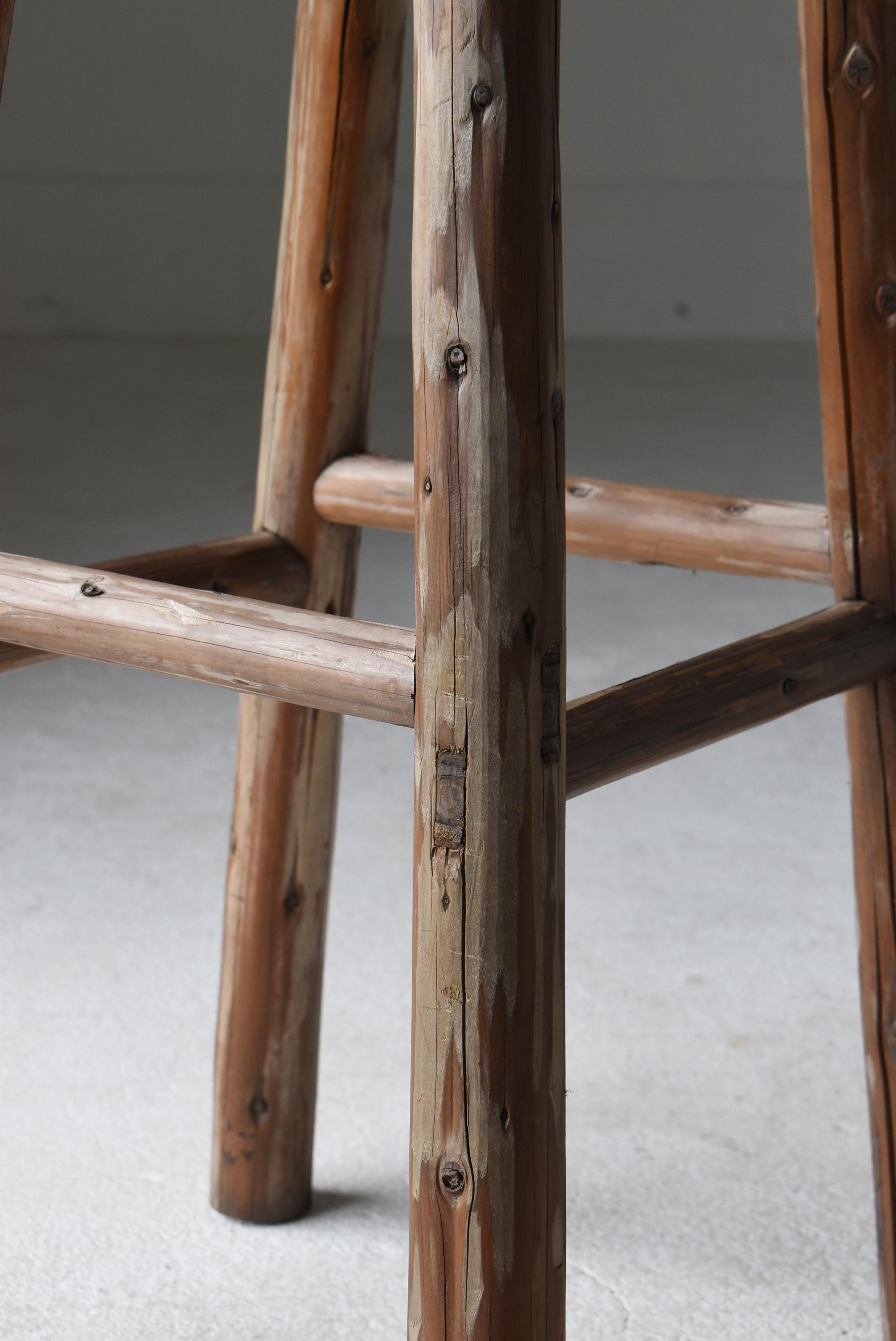 Japanischer alter Verkaufsständer 1940er-1960er Jahre / Primitiver Beistelltisch Wabisabi im Angebot 1