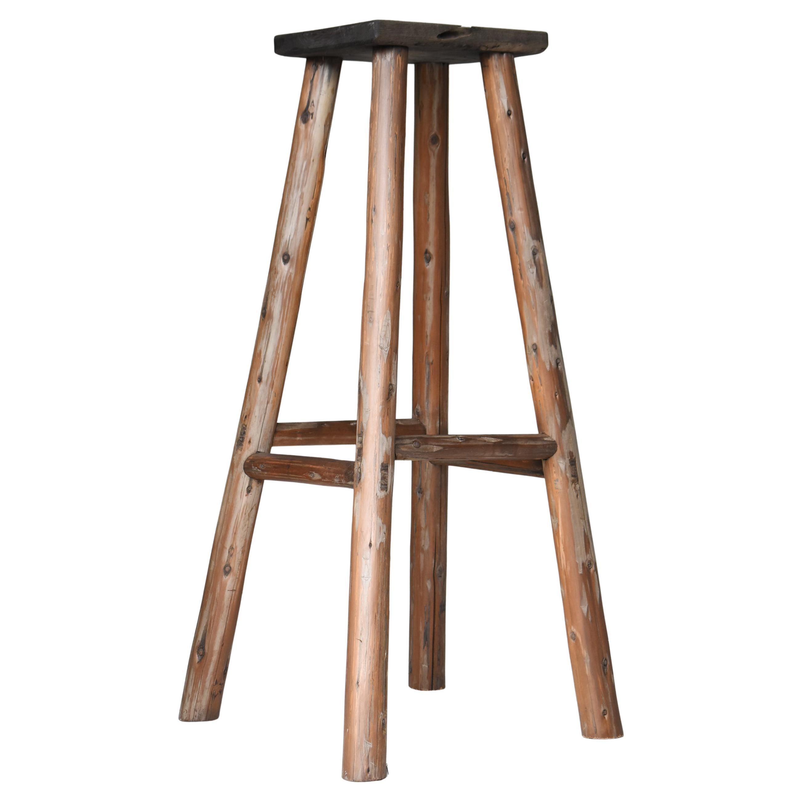 Japanischer alter Verkaufsständer 1940er-1960er Jahre / Primitiver Beistelltisch Wabisabi im Angebot