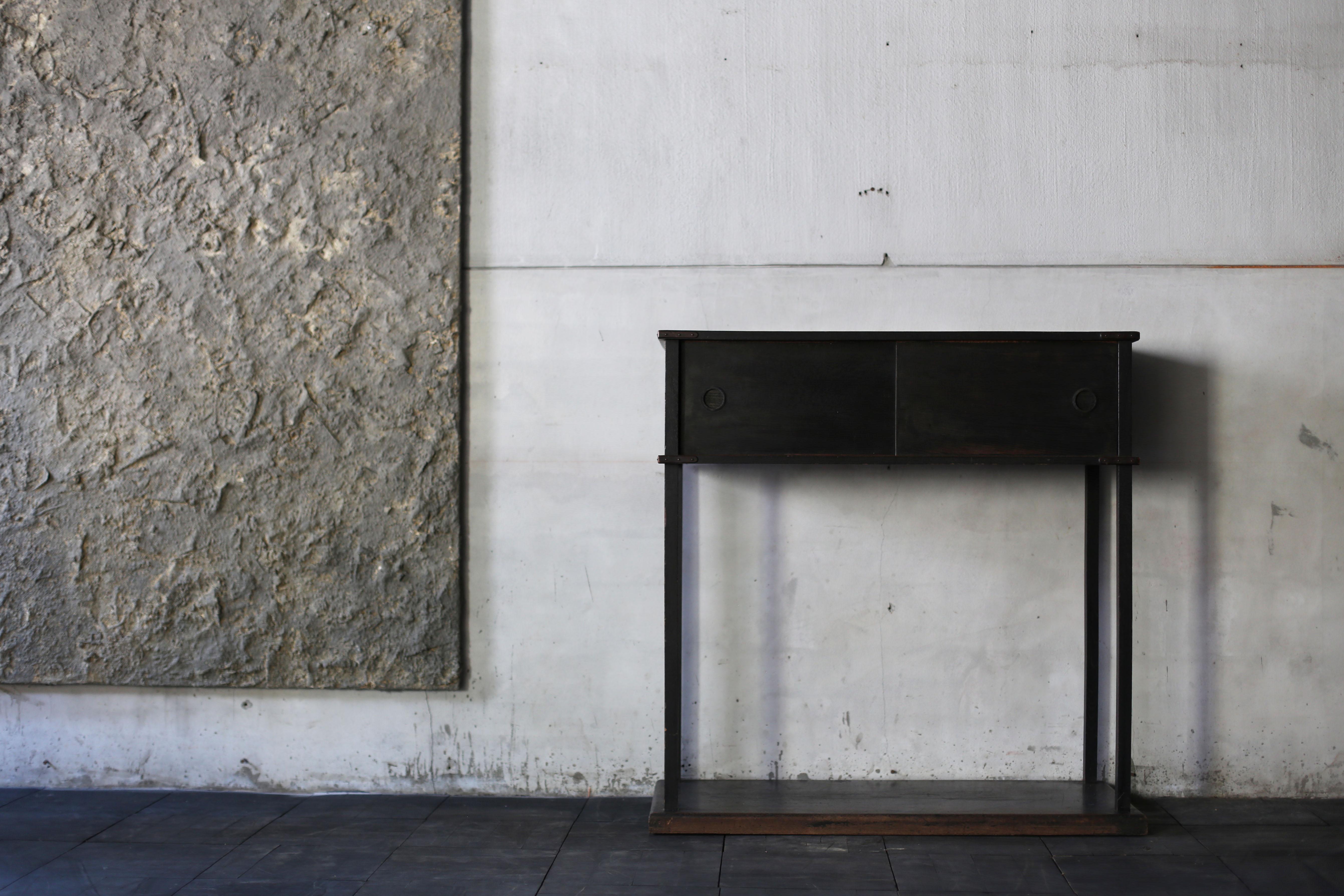 This is a beautiful black Japanese display shelf.
The wood is oak.
Oak has long been used for luxury furniture in Japan.

The design is very simple, with nothing underneath so that the storage section with sliding doors floats in the air.
In Japan,