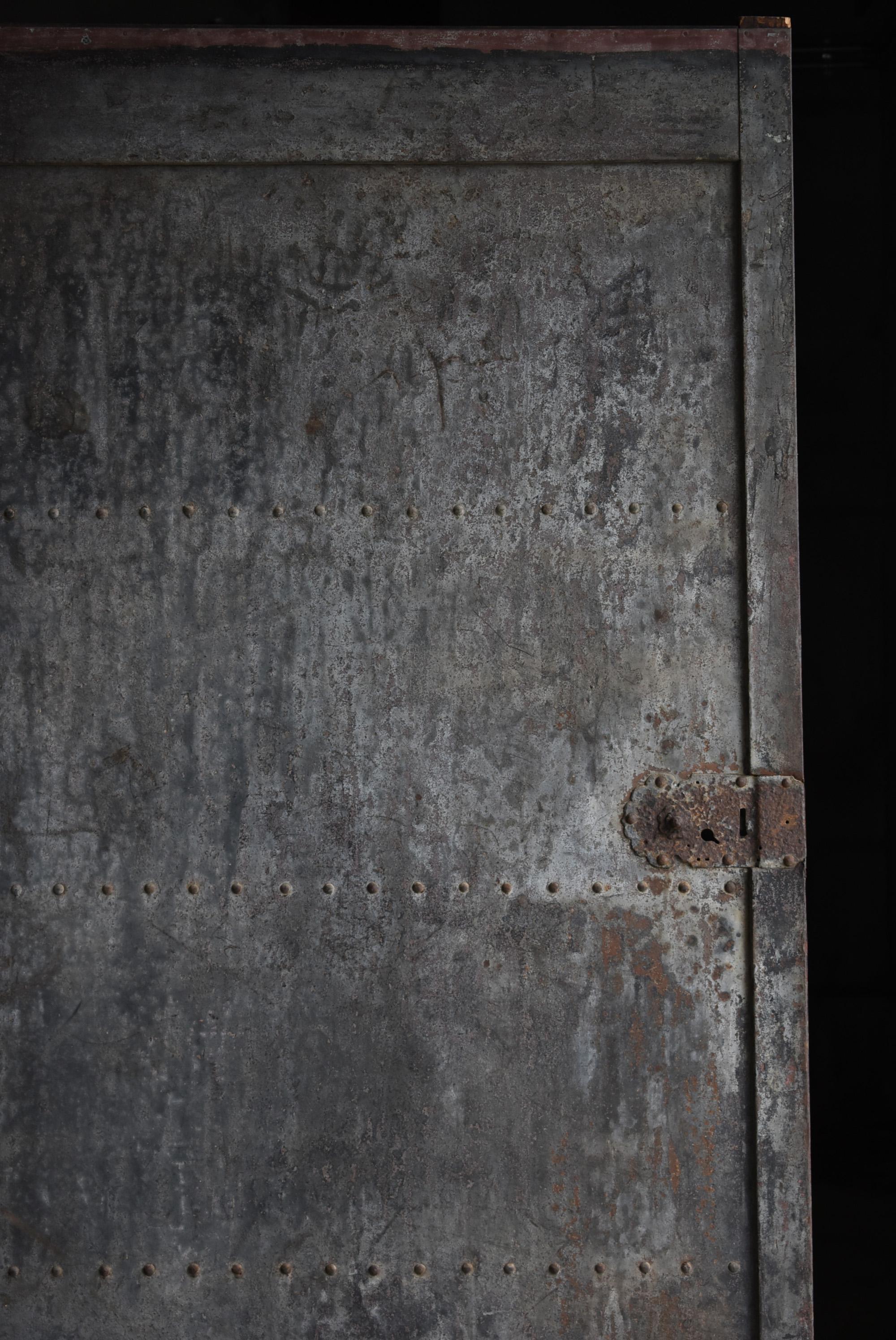 It is an old Japanese door.
It is an item from the Edo period to the Meiji period.
It is made of wood, but has an iron plate on its surface.

It was used as a fitting for the warehouse.

Due to the taste over time, it has a beauty like an