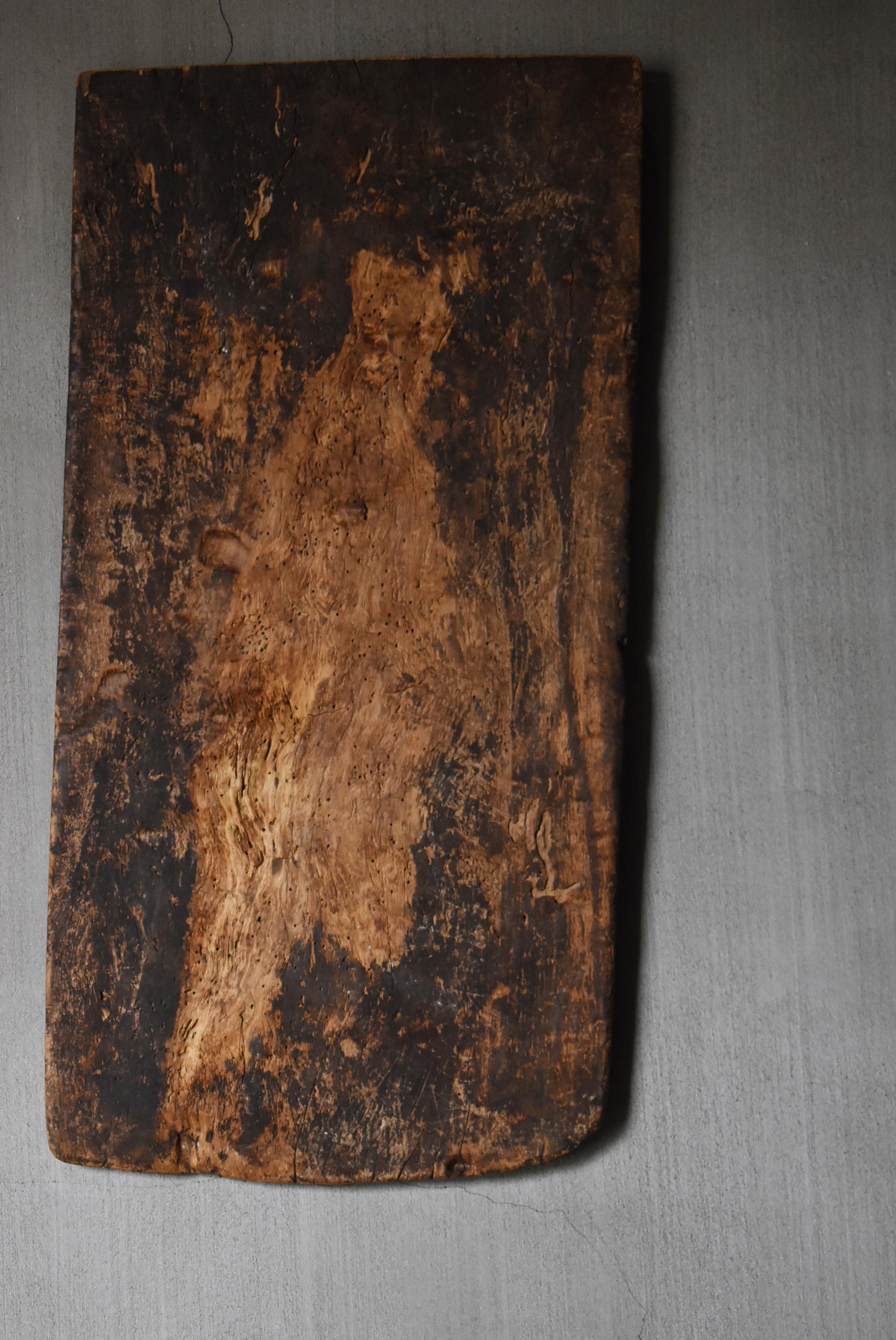 It is a board used by Japanese farmers from the Meiji era to the early Showa era (around 1868-1920).
Japanese farmers used this type of board to knead rice cakes and udon noodles.

Besides, such a board was used when cutting vegetables and doing