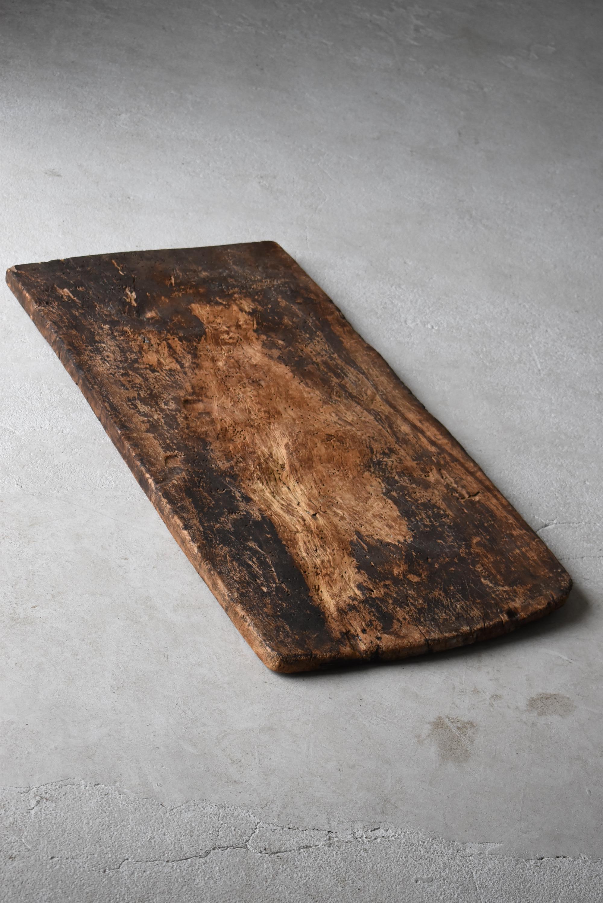 It is a board used by Japanese farmers from the Meiji era to the early Showa era (around 1868-1920).
Japanese farmers used this type of board to knead rice cakes and udon noodles.

Besides, such a board was used when cutting vegetables and doing