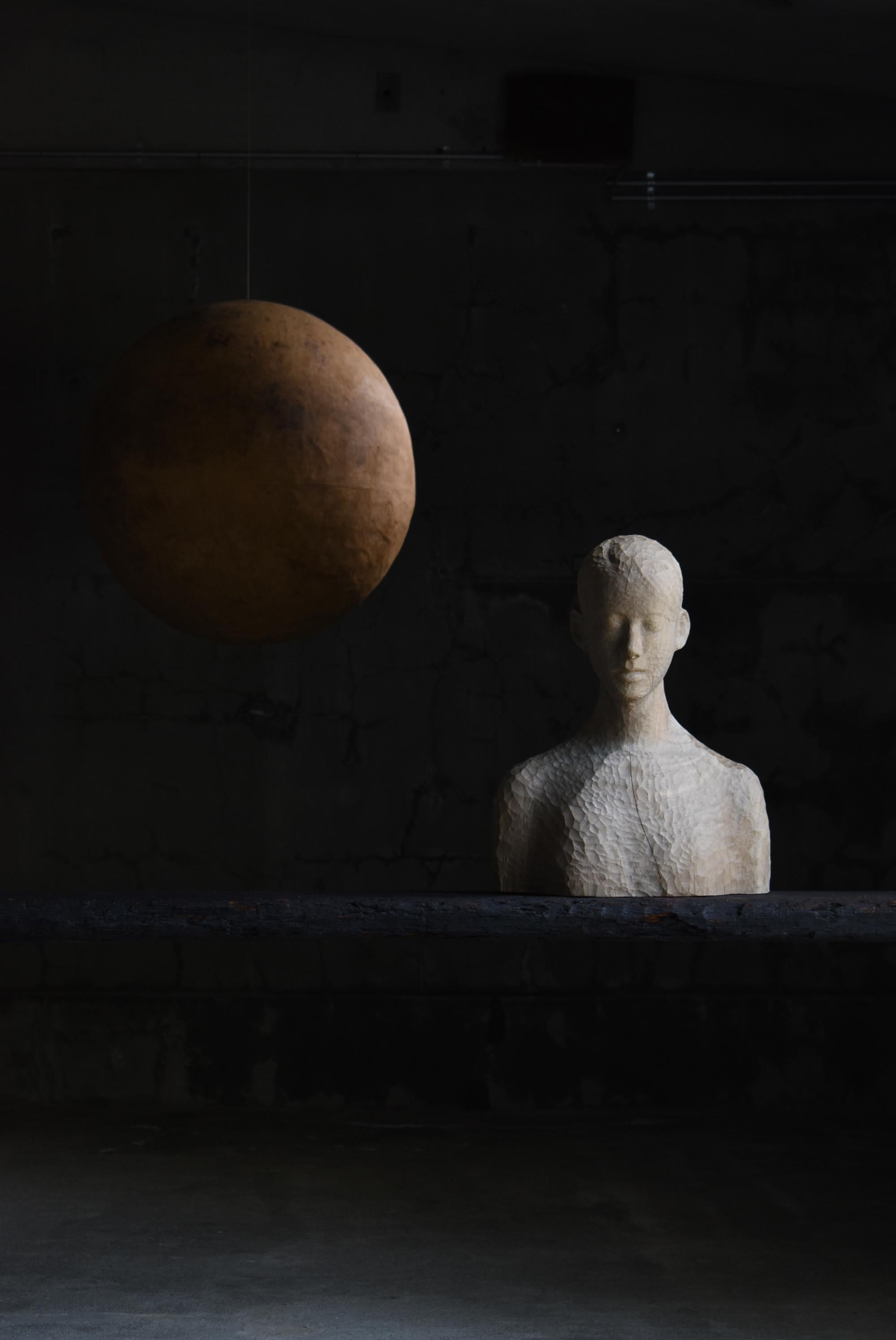 This is an old female sculpture made in Japan.
It is estimated to have been made in the late Showa period (1960s-1980s).
The material used seems to be lauan wood, and the gentle expression of the wood grain gives the entire sculpture a natural