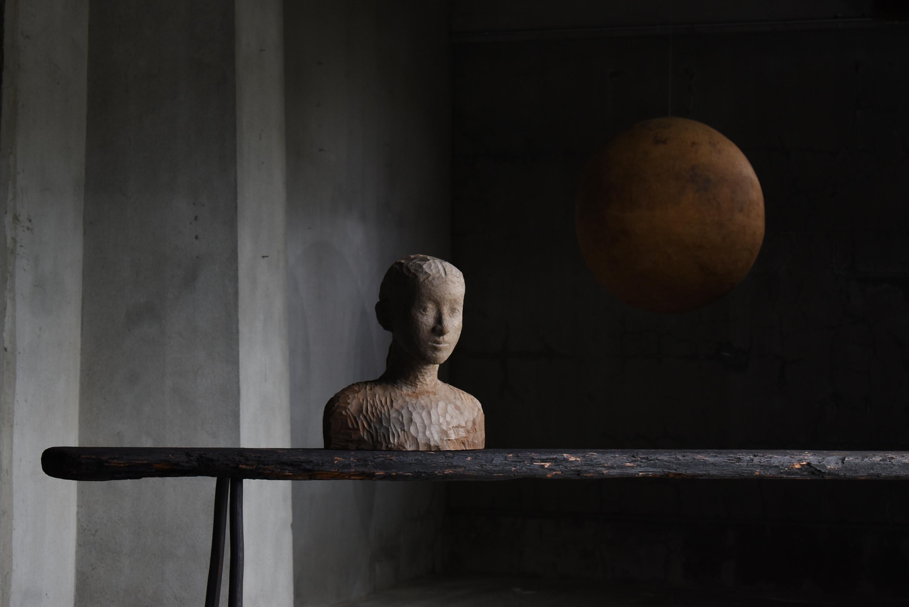 Dies ist eine alte Holzschnitzerei aus Japan. Es handelt sich um eine weibliche Figur eines unbekannten Künstlers, die vermutlich in der späten Showa-Periode (1960er-1980er Jahre) entstanden ist. Die Statue ist aus einem einzigen Zedernholzblock